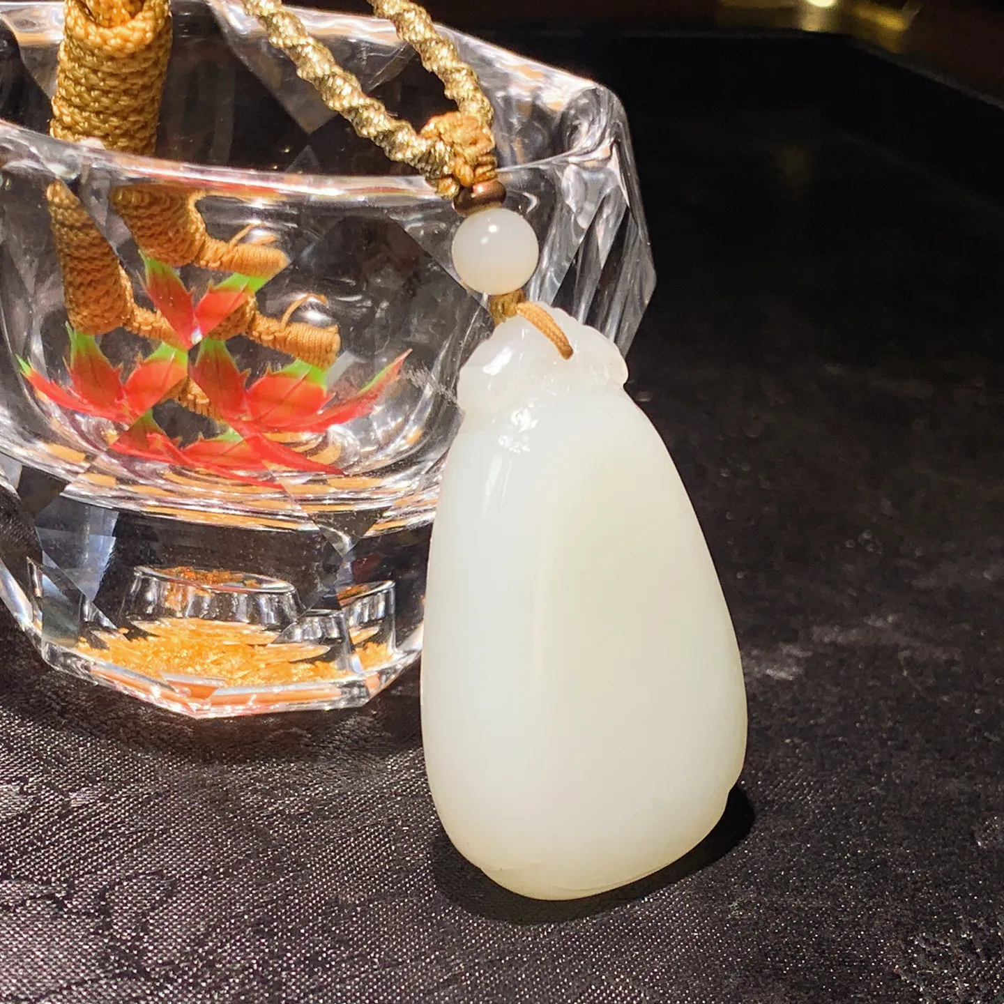 新疆和田玉且末料平安无事牌挂件。尺寸42/27/10重23克。玉质细腻油润。手推出油。佩戴高端典雅。lt251115