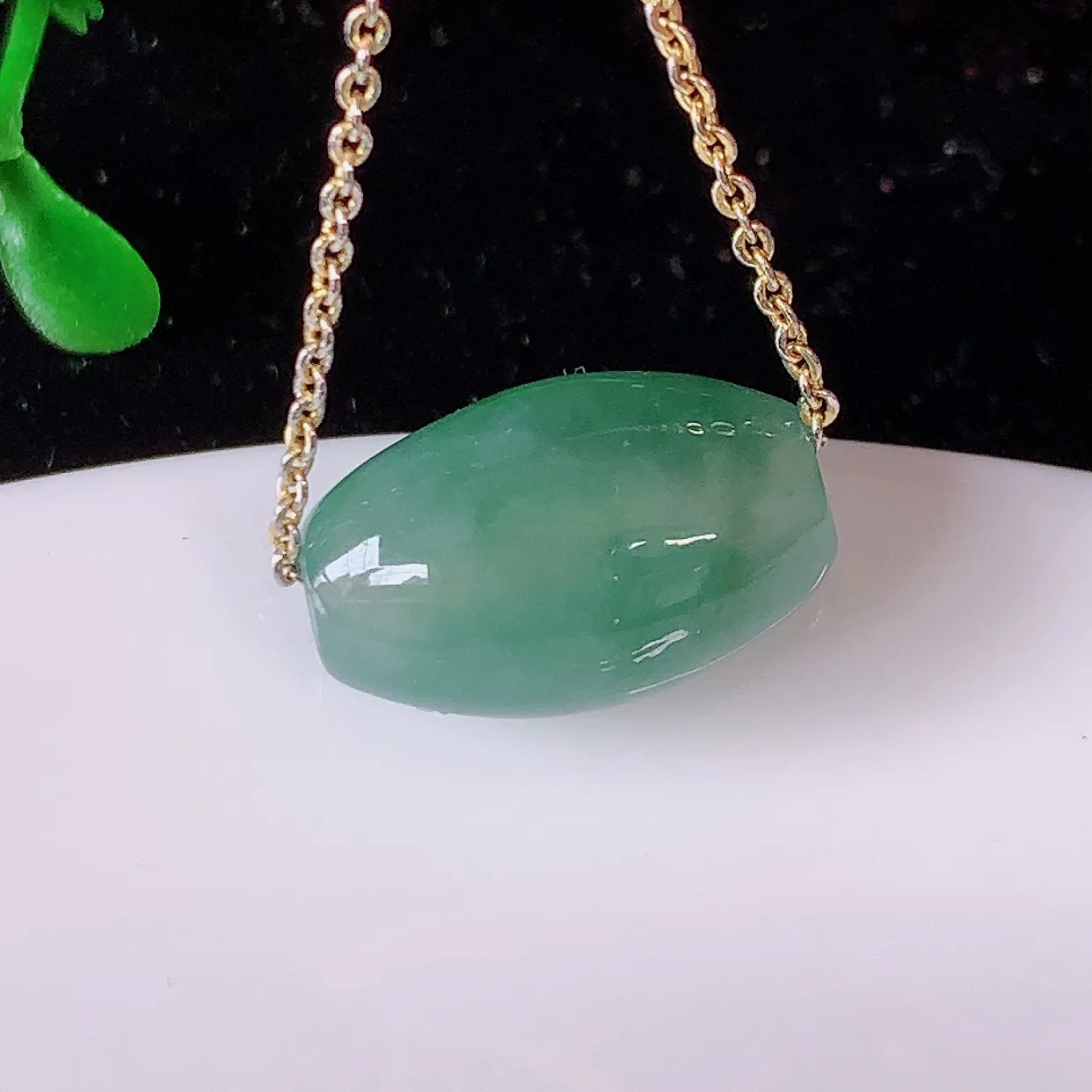 自然光实拍，冰润飘花翡翠路路通吊坠，路路畅通，种老水足，雕工精湛 ，寓意美好，佩戴时尚出众！#94.12