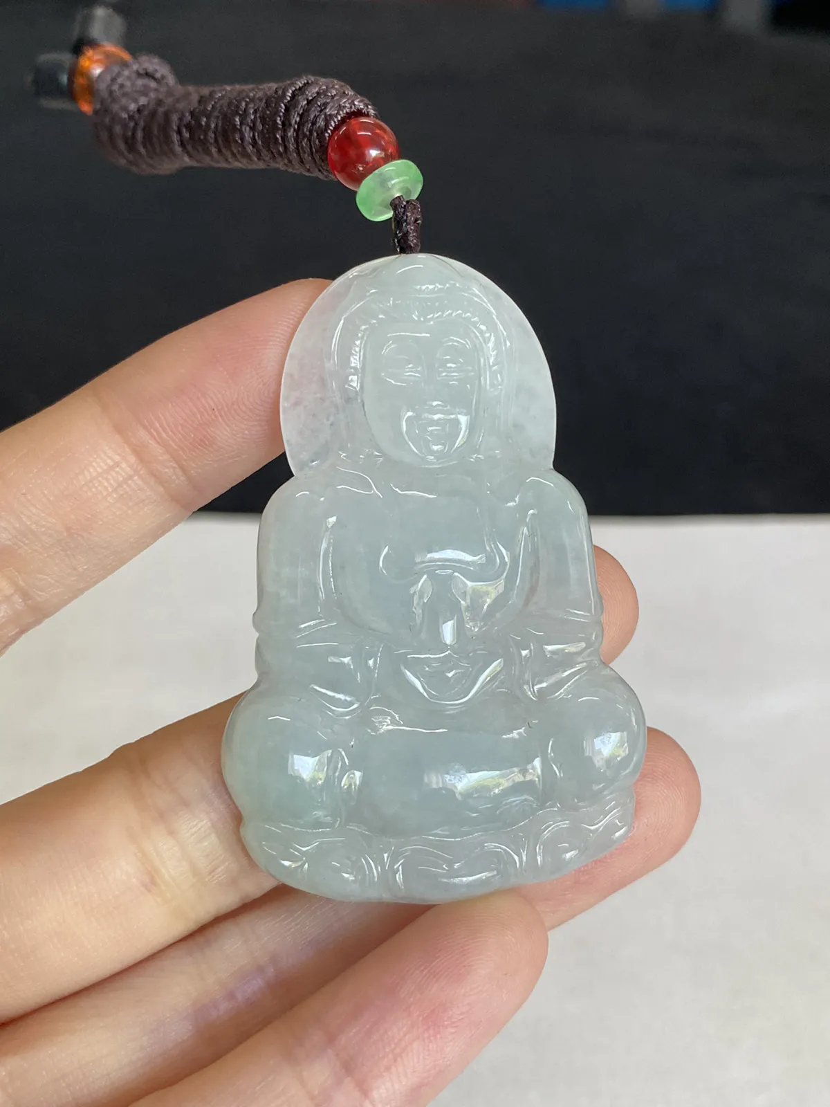 翡翠冰糯种淡绿色吊坠，配珠未测