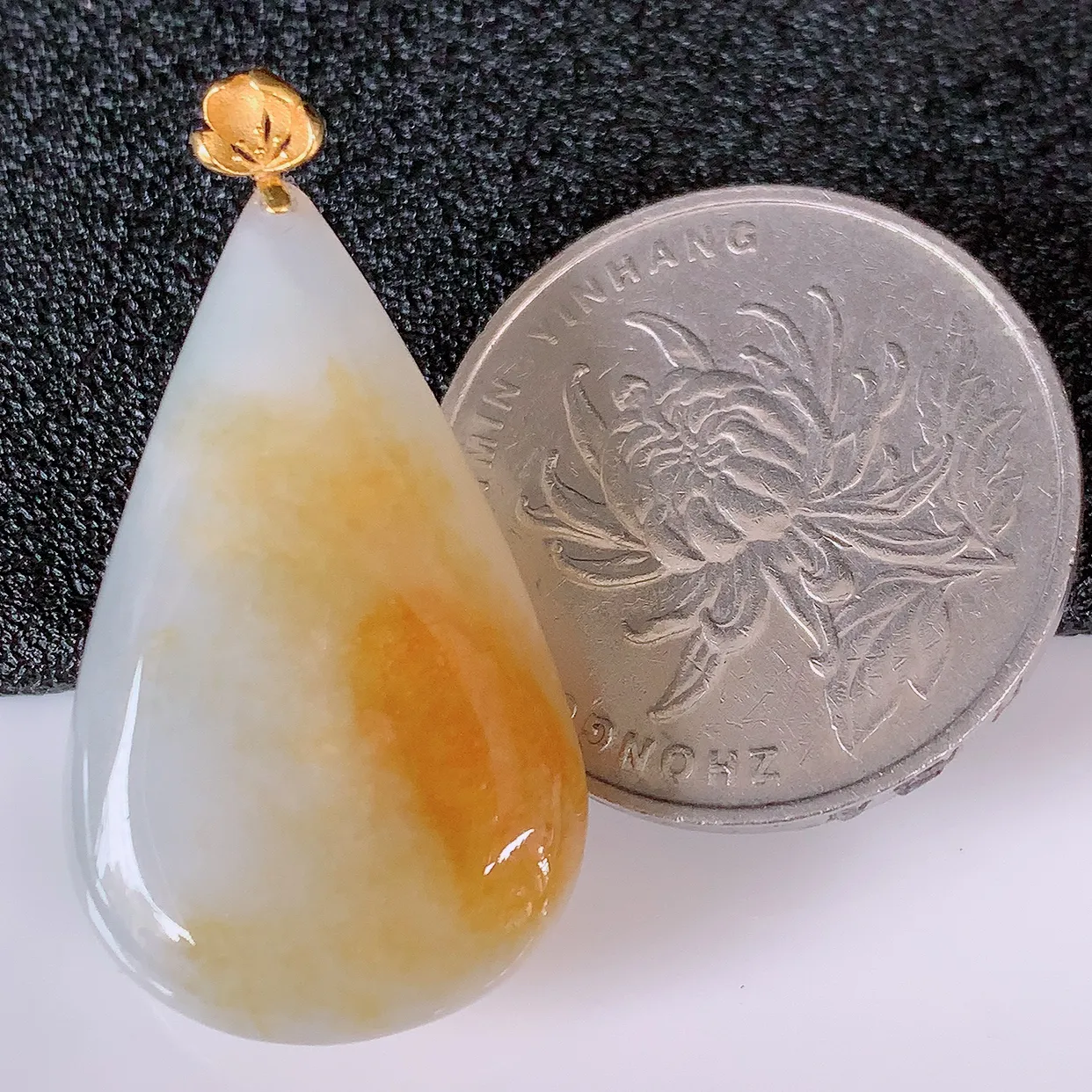 18k金镶嵌冰润黄翡双彩翡翠水滴吊坠，款式新颖时尚，日常百搭的款。清秀高雅，佩戴优雅高贵！#94.12