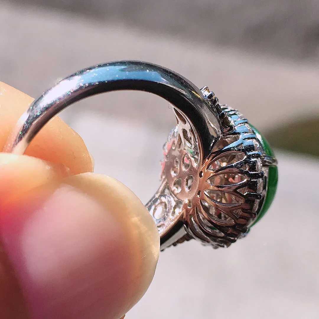 阳绿蛋面戒指，色泽均匀艳丽，玉质细腻，荧光感超
强，饱满圆润，尽显优雅气质，18k
金豪华镶嵌