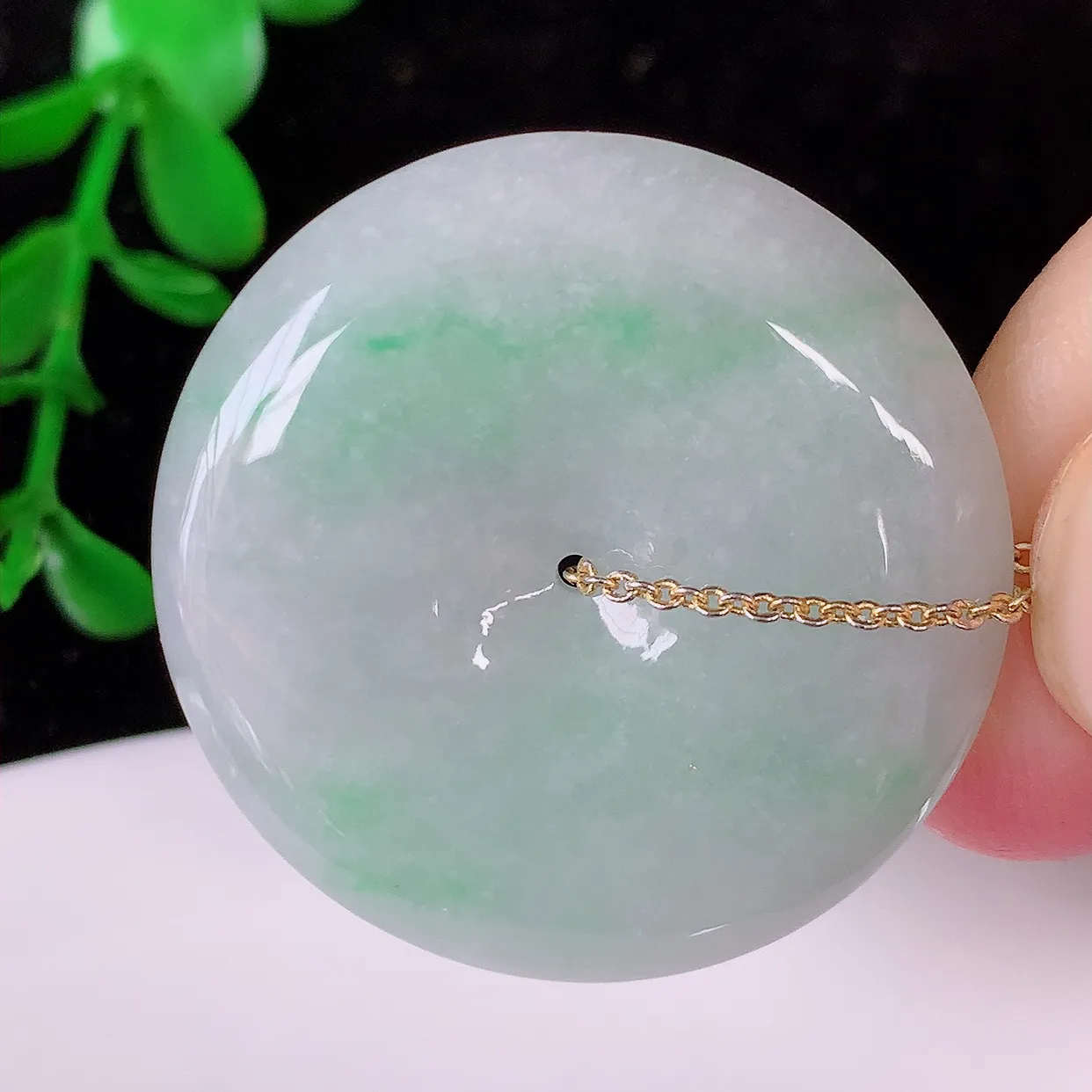 自然光实拍，冰润飘绿翡翠平安扣吊坠，种老水足，雕工精湛 ，寓意美好，佩戴时尚出众！#94.12