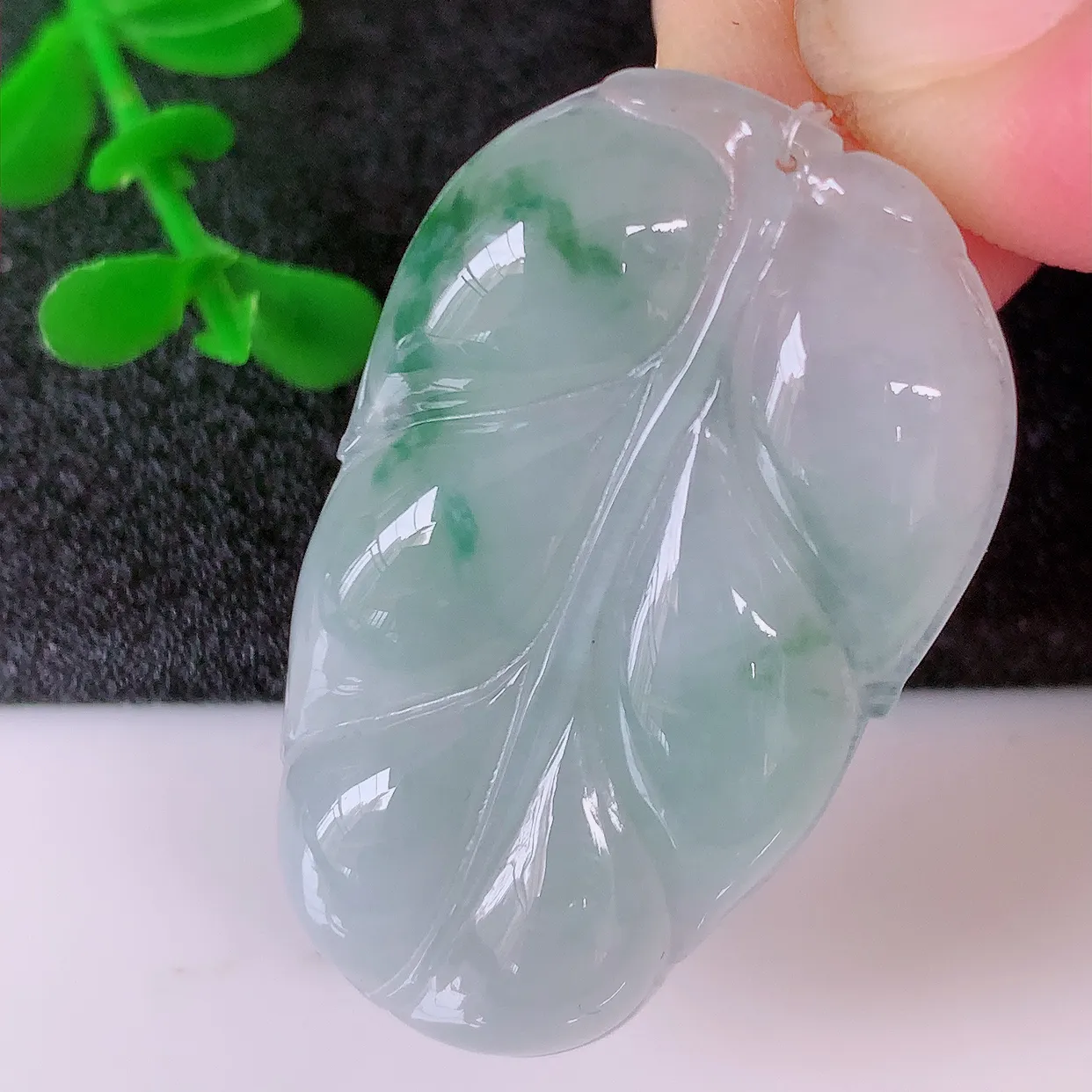 自然光实拍，冰种飘花翡翠叶子吊坠 ，种水足，色泽清新，工艺精湛，叶子寓意美好；金枝玉叶，事业有成。#49.12
