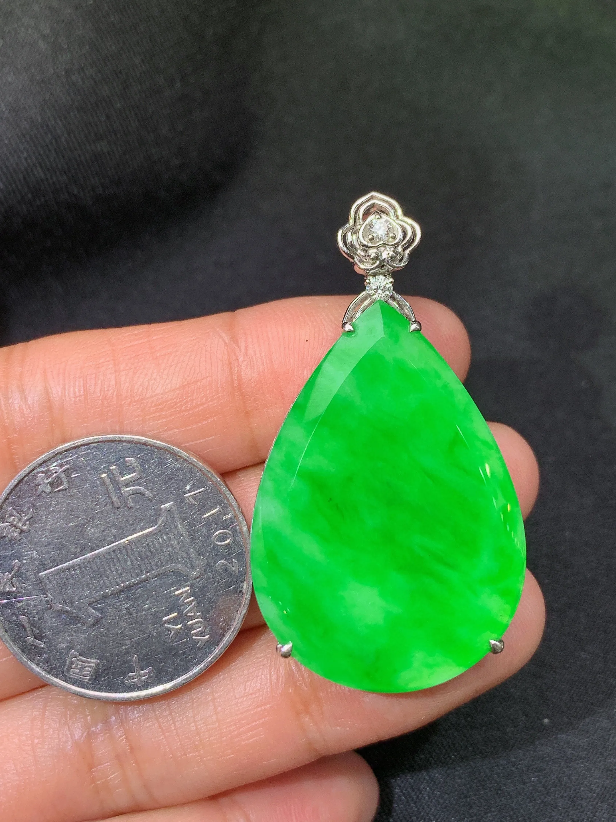 冰阳绿水滴吊坠，18k金镶嵌，冰润色阳，玉质细腻，种水足，整体尺寸43.6*24*6.3