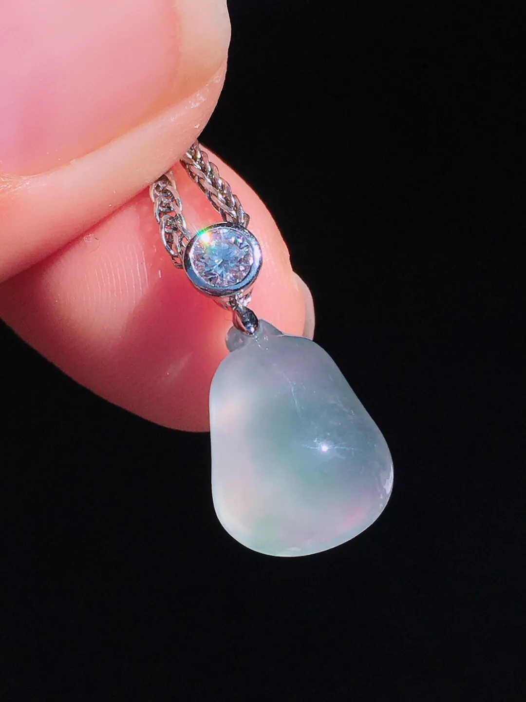 冰种福瓜吊坠，玉质细腻，荧光感超
强，饱满圆润，尽显优雅气质，18k
金豪华镶嵌