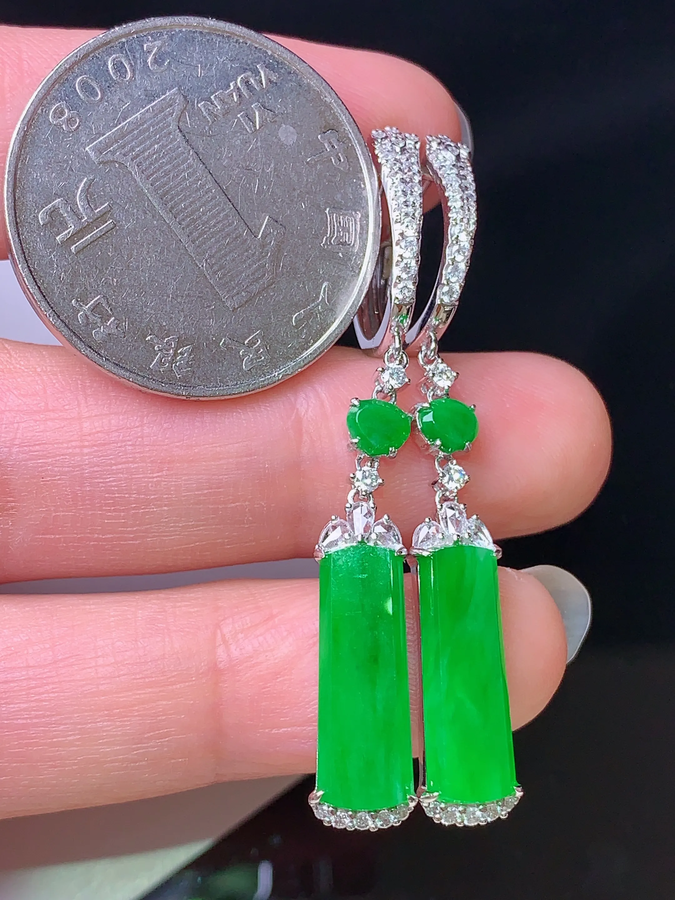 18k金钻镶嵌满绿无事牌耳坠 玉质细腻 色泽清新艳丽 整体尺寸46.6*6.8*4