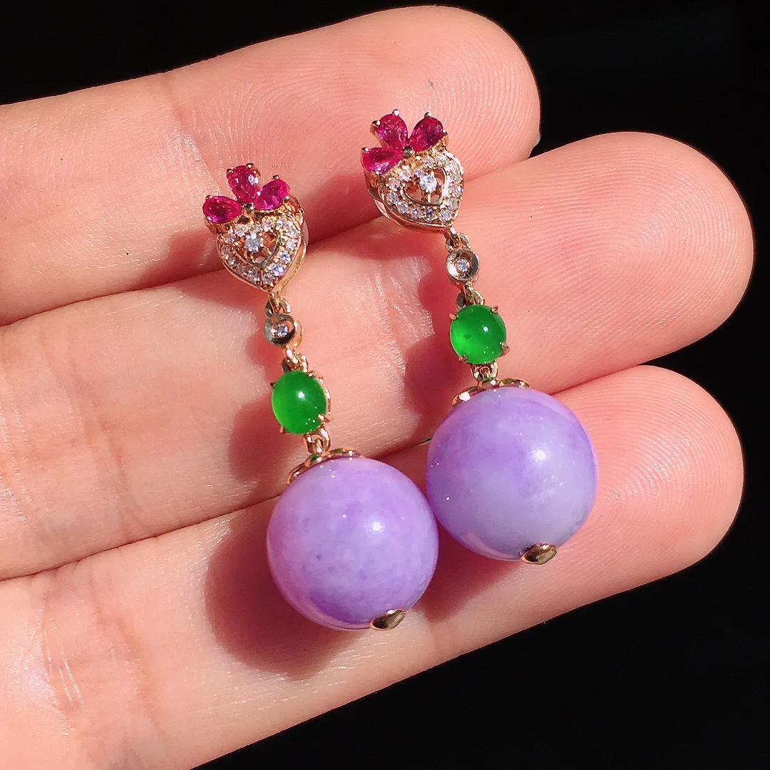 紫罗兰珠子耳坠，色泽均匀艳丽，玉质细腻，饱满圆润，尽显优雅气质，18k
金豪华镶嵌