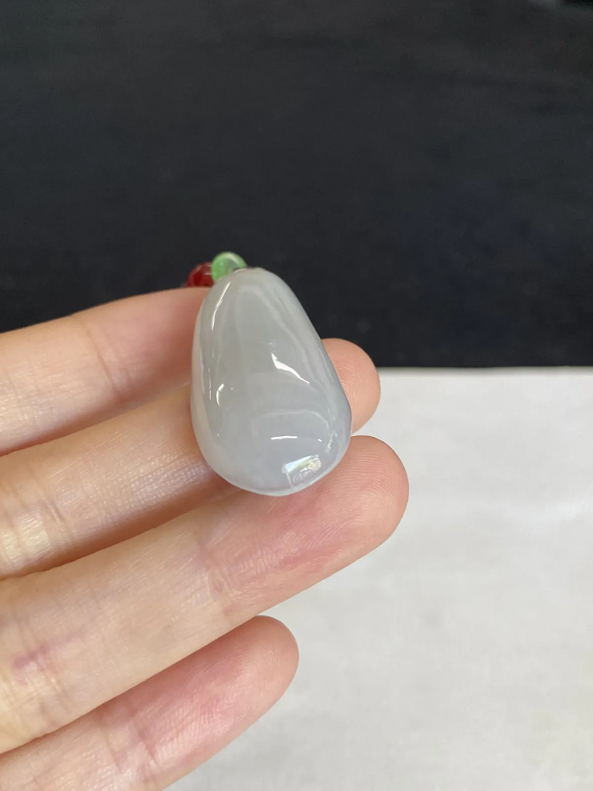 翡翠冰糯种淡绿色福瓜，配珠未测