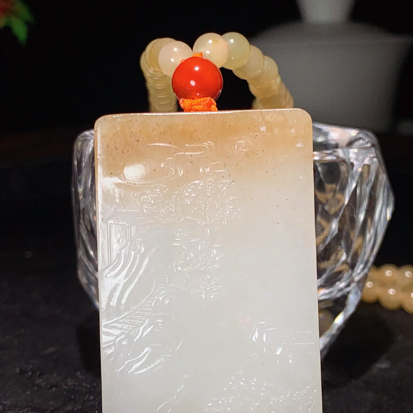 新疆和田玉且末糖生肖鸡牌子挂件。尺寸58/33/11重84.5克。玉质细腻油润。手推出油。佩戴高端典雅。lt251115