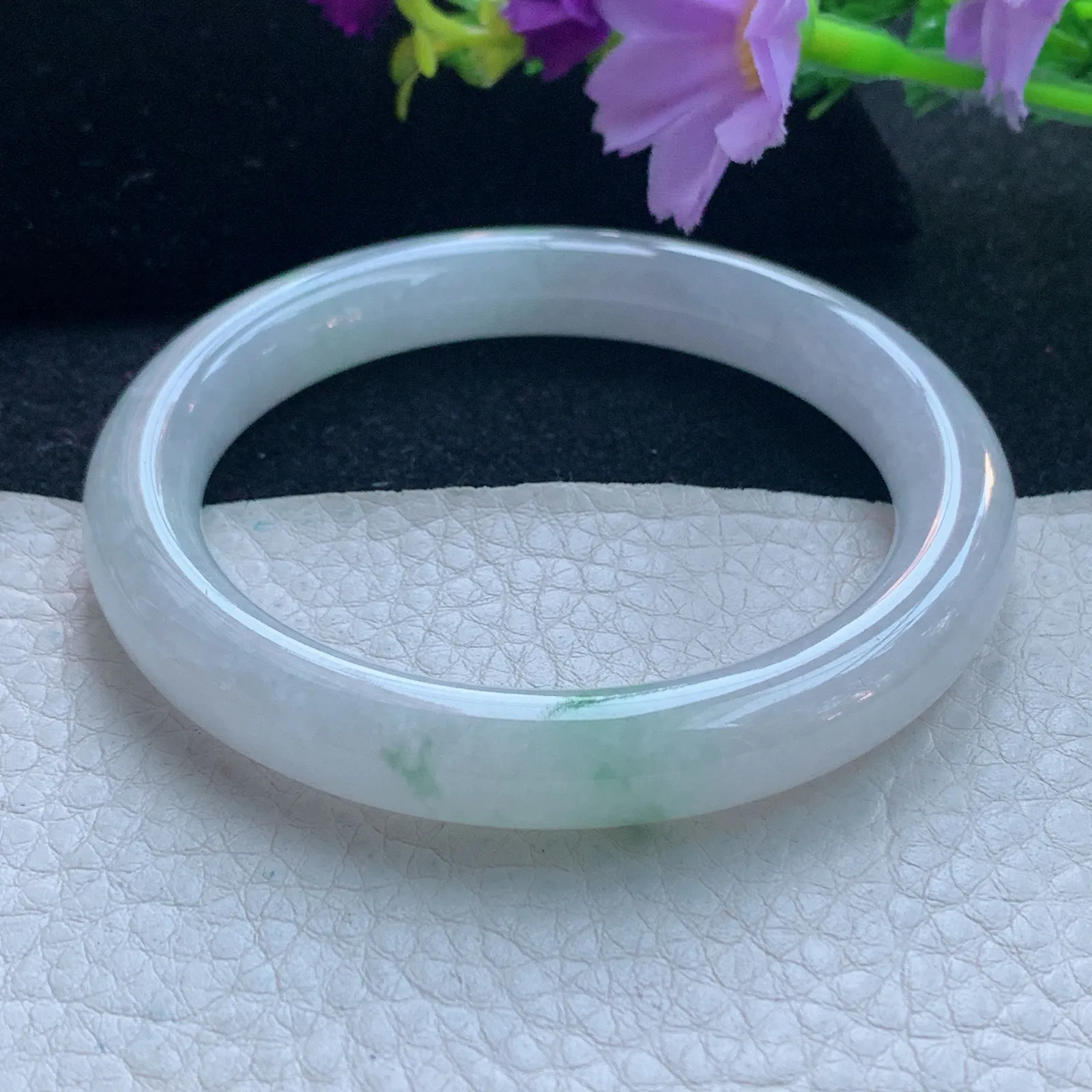 n自然光53.8*9.3*8.8美人镯 缅甸翡翠玉手镯飘绿花圆条玉手环