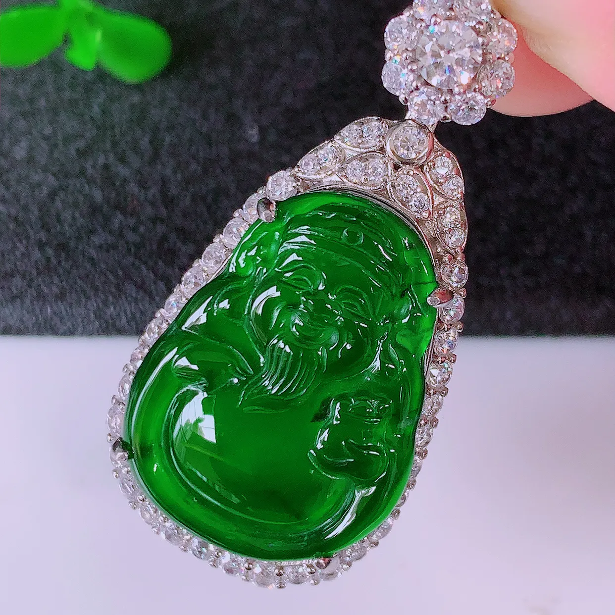 冰透满绿翡翠925银镶嵌财神爷吊坠，自然光实拍，翠色灵动，颜色漂亮，种老水足，品相佳，佩戴佳品！#98.12整体38.5*19.5*8.5裸石23*17.5