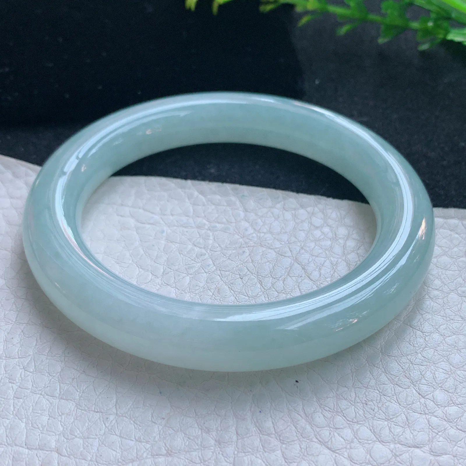 xc自然光57*10.8美人镯 天然缅甸翡翠冰晴圆条玉手镯 珠宝玉手环