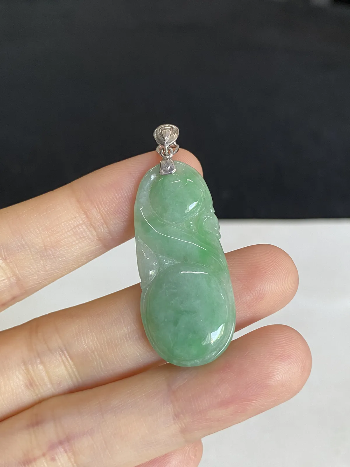 翡翠糯化种浅绿色吊坠，印记：G18K