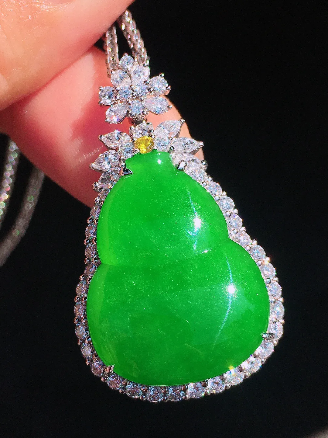 阳绿葫芦吊坠，色泽均匀艳丽，玉质细腻，荧光感超
强，饱满圆润，尽显优雅气质，18k
金豪华镶嵌