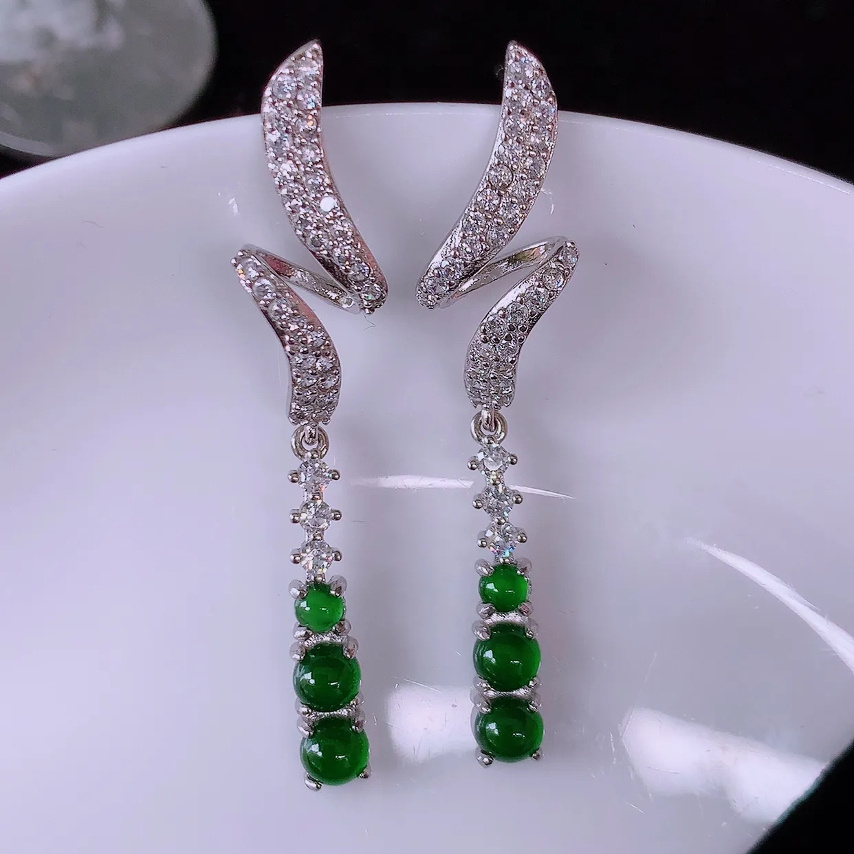 冰透满绿翡翠925银镶嵌耳坠，自然光实拍，翠色灵动，颜色漂亮，种老水足，品相佳，佩戴佳品！#98.12整体43.5-4*12裸石4-4