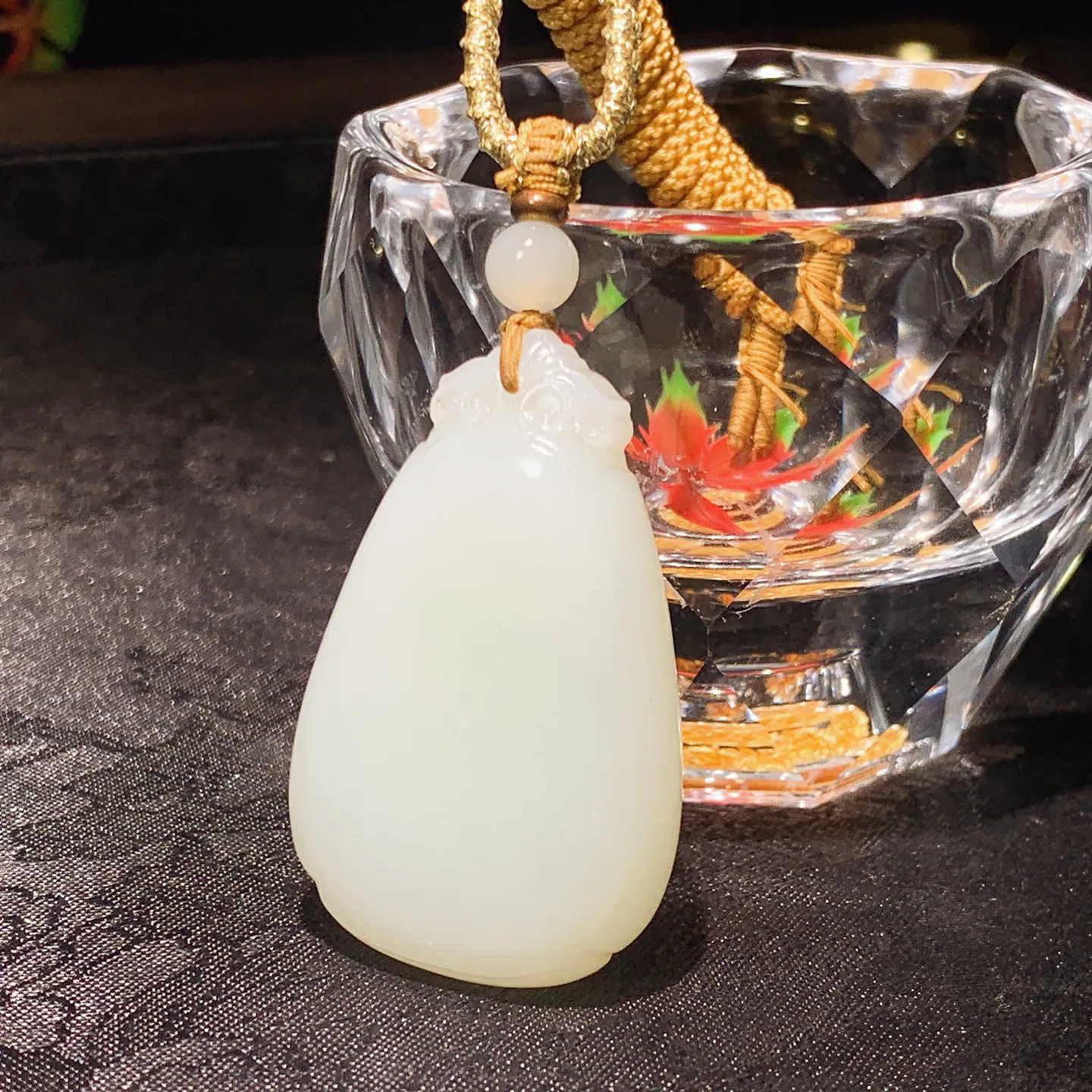 新疆和田玉且末料平安无事牌挂件。尺寸42/27/10重23克。玉质细腻油润。手推出油。佩戴高端典雅。