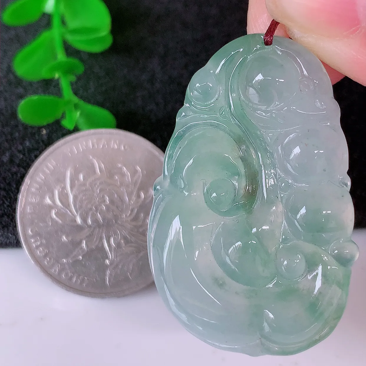 自然光实拍，冰种飘绿翡翠如意吊坠，冰透，翠色灵动，饱满，万事如意，如意一生，配戴精美！#01.12