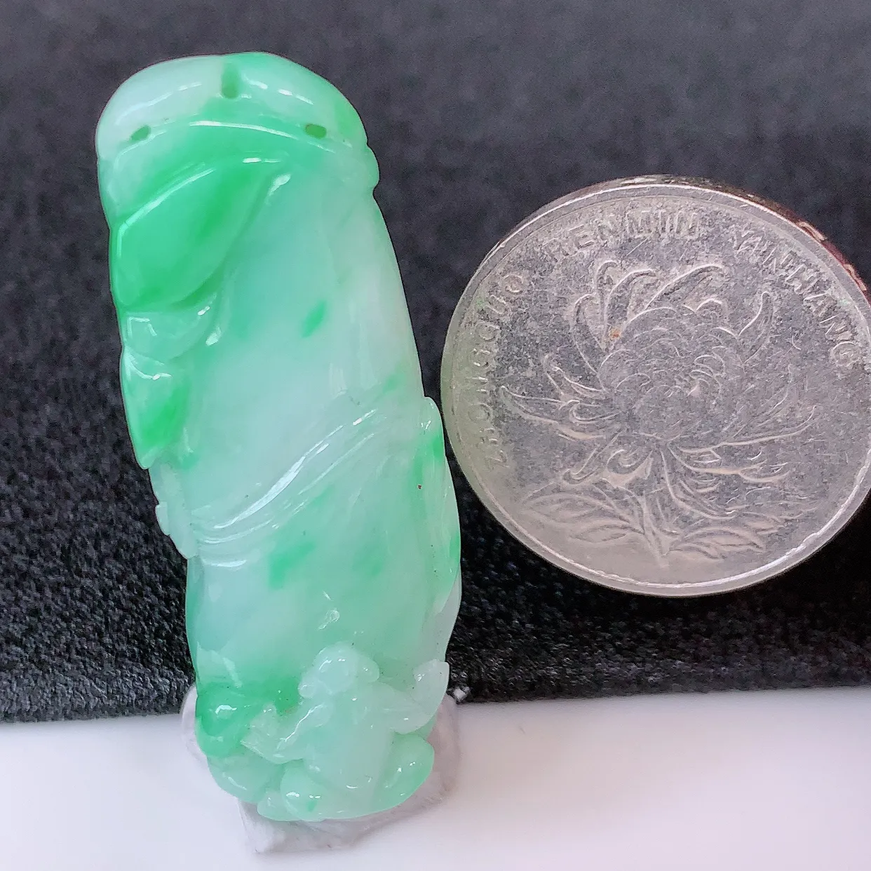 自然光实拍，冰润飘绿翡翠竹节吊坠。竹节寓意“节节高，官运亨通，前程似锦，水润莹泽，清秀高雅，佩戴精美！#57.12