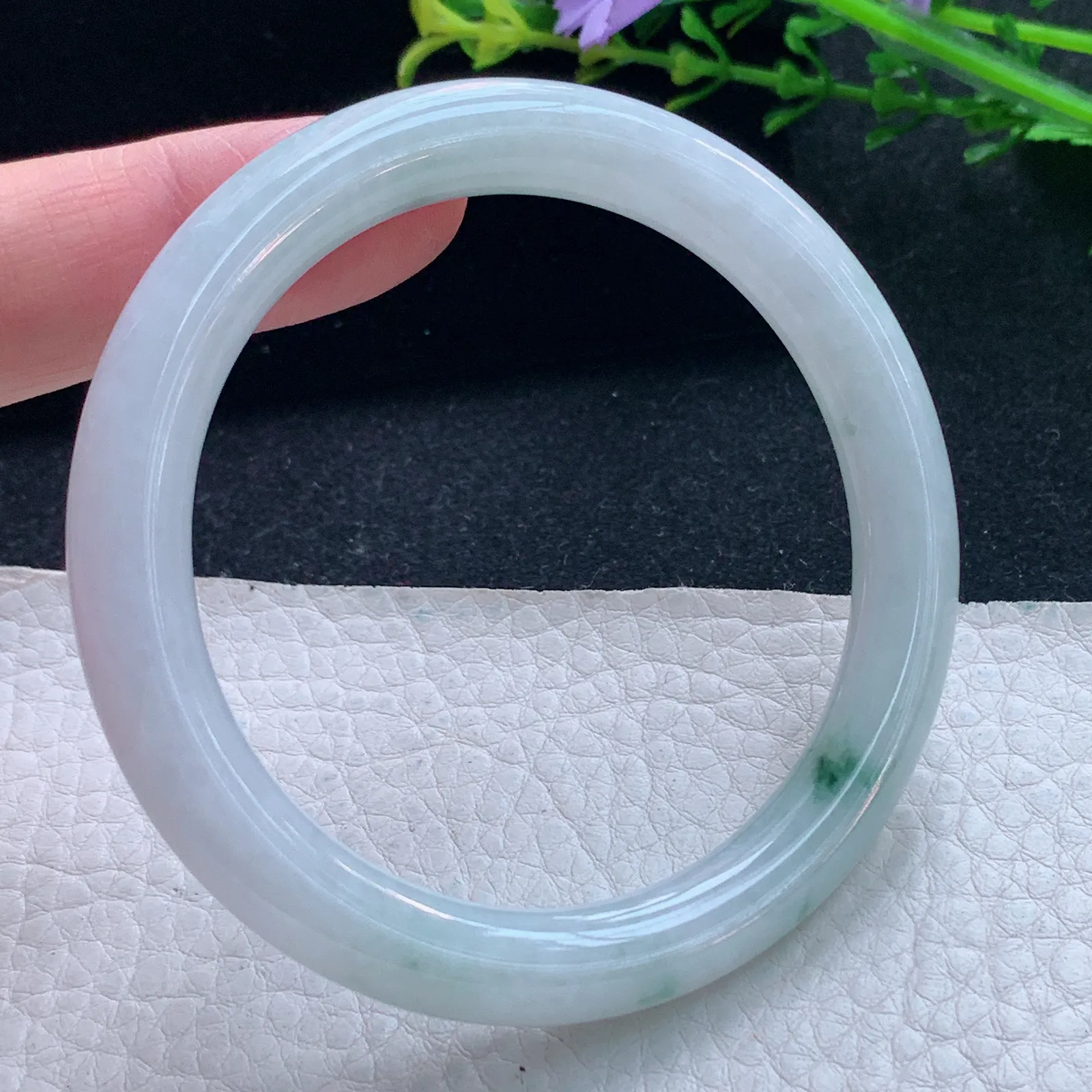 z自然光55*8.6美人镯 天然缅甸翡翠飘花圆条玉手镯 珠宝叮当镯