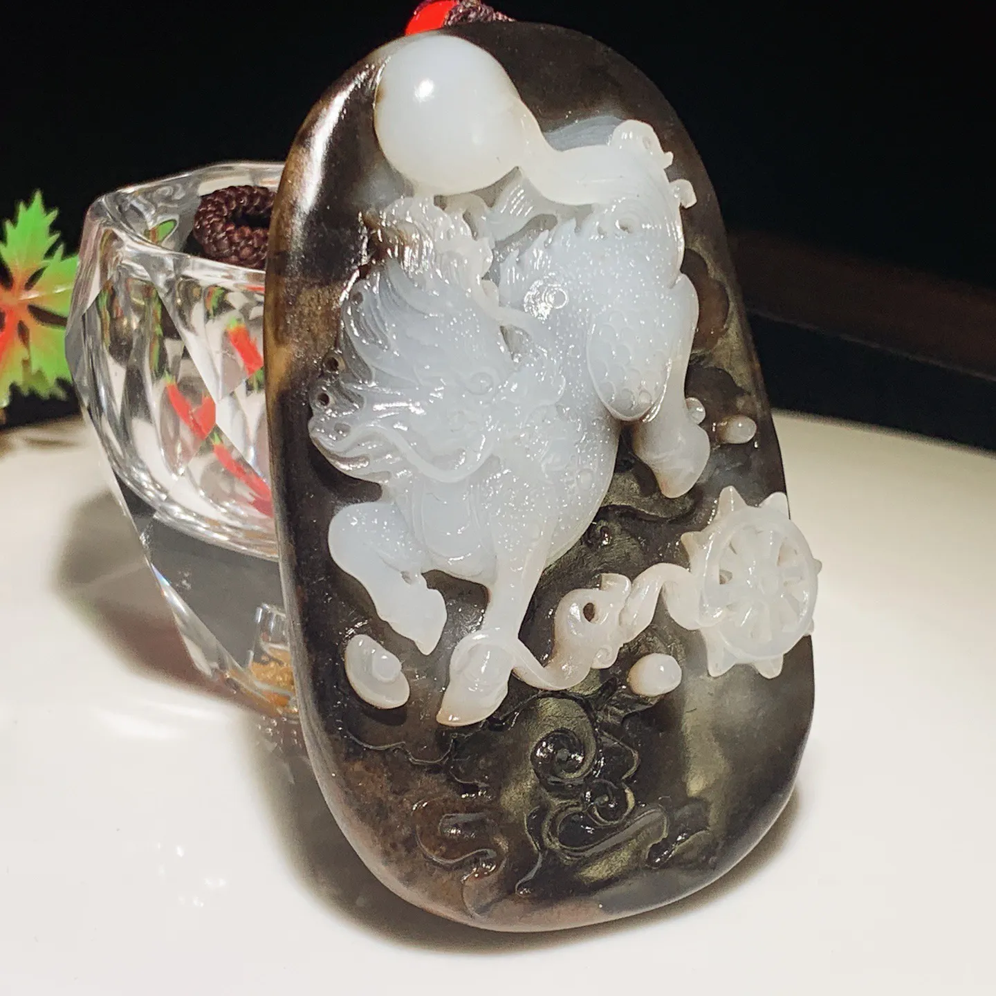 和田玉俄三色麒麟送福把件。尺寸77/50/16重116克。玉质细腻油润。手推出油。佩戴高端典雅。lt