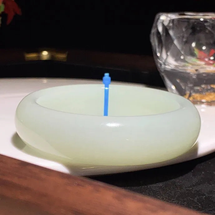 56圈口 新疆和田玉且末蓝手镯。宽版手镯。56圈口条宽18厚9重80.9克。玉质细腻油润。手推出油。佩戴高端典雅。lt251115