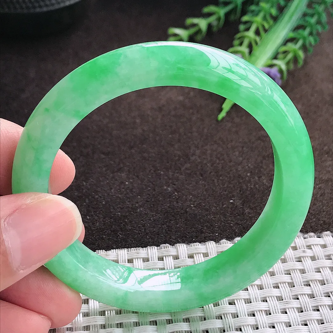 天然a货翡翠53/10.2/8.5老坑精美辣阳绿手镯宽边翡翠玉手镯