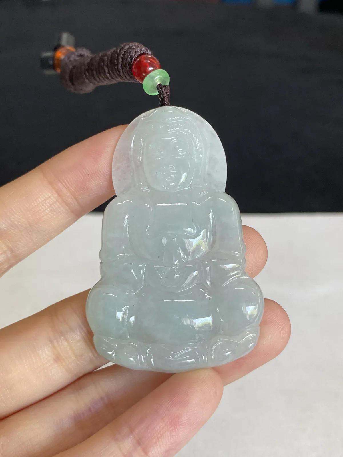 翡翠冰糯种淡绿色吊坠，配珠未测