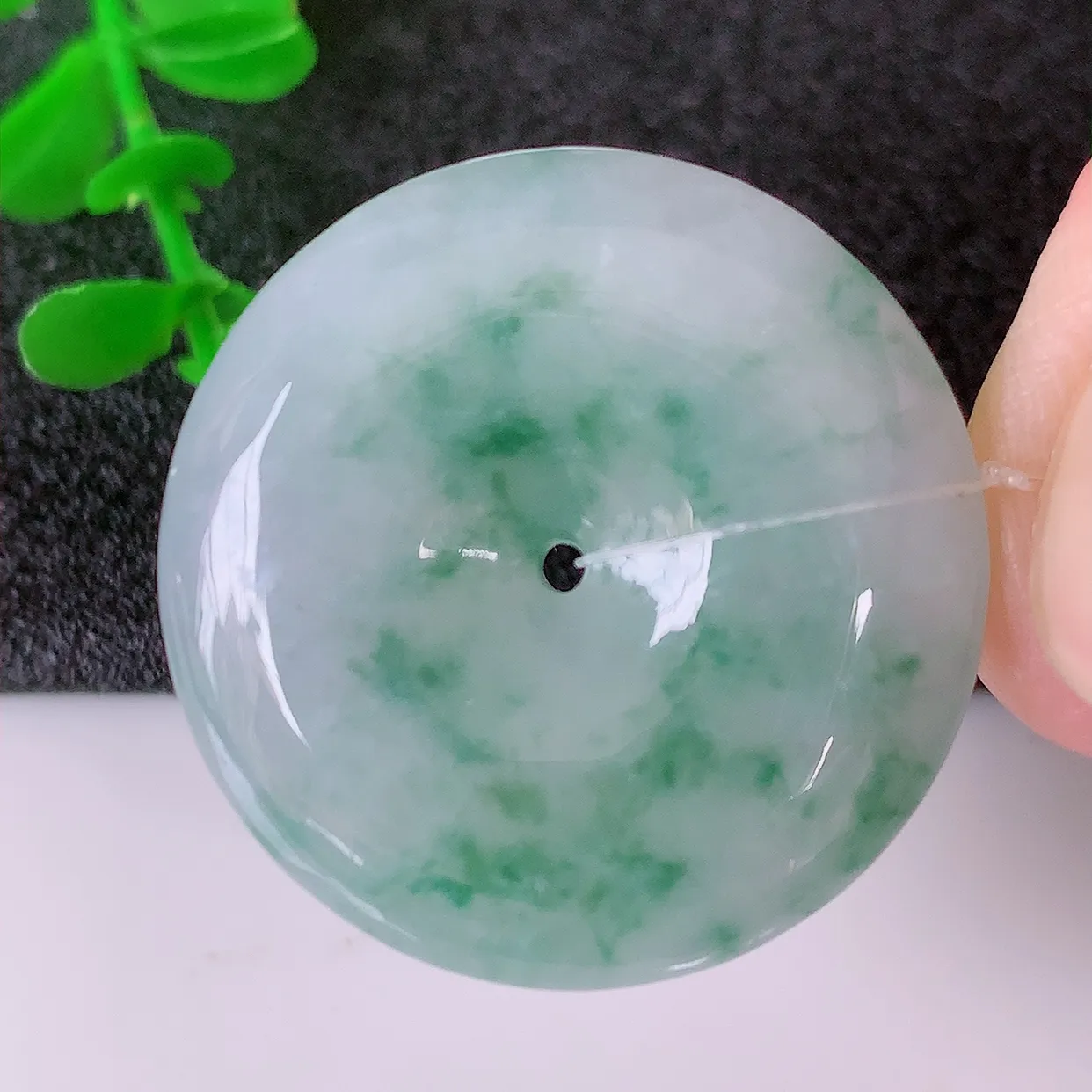 自然光实拍，冰胶飘花翡翠平安扣吊坠，翠色灵动，种老水足，寓意好，品相佳，佩戴佳品！#49.12