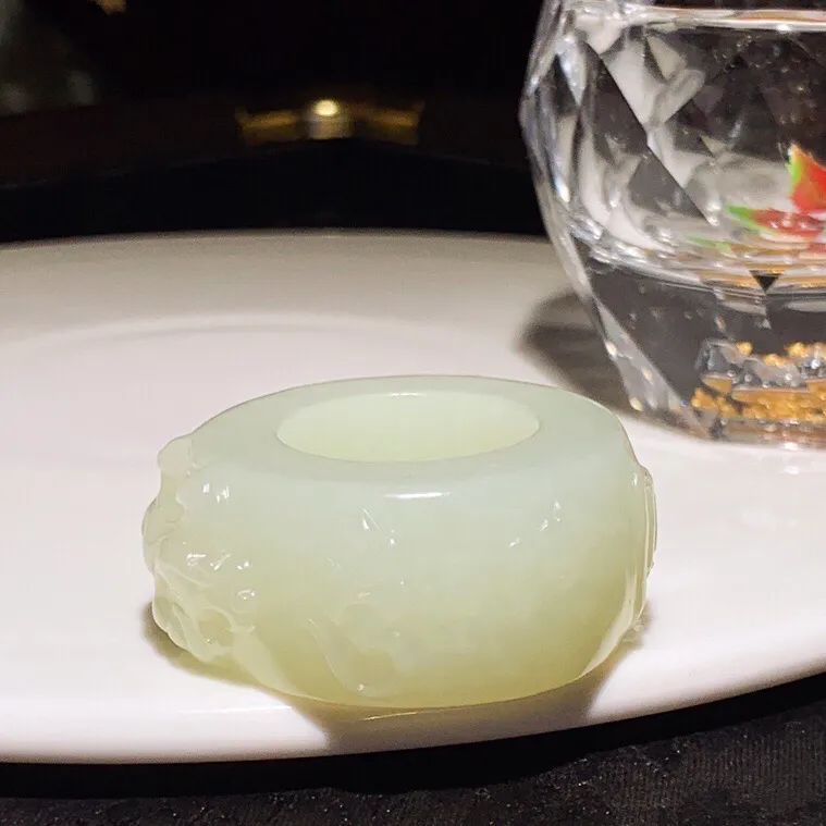 新疆和田玉守护心经扳指。内经22尺寸19/43/16重51.8克。玉质细腻油润。手推出油。佩戴高端典