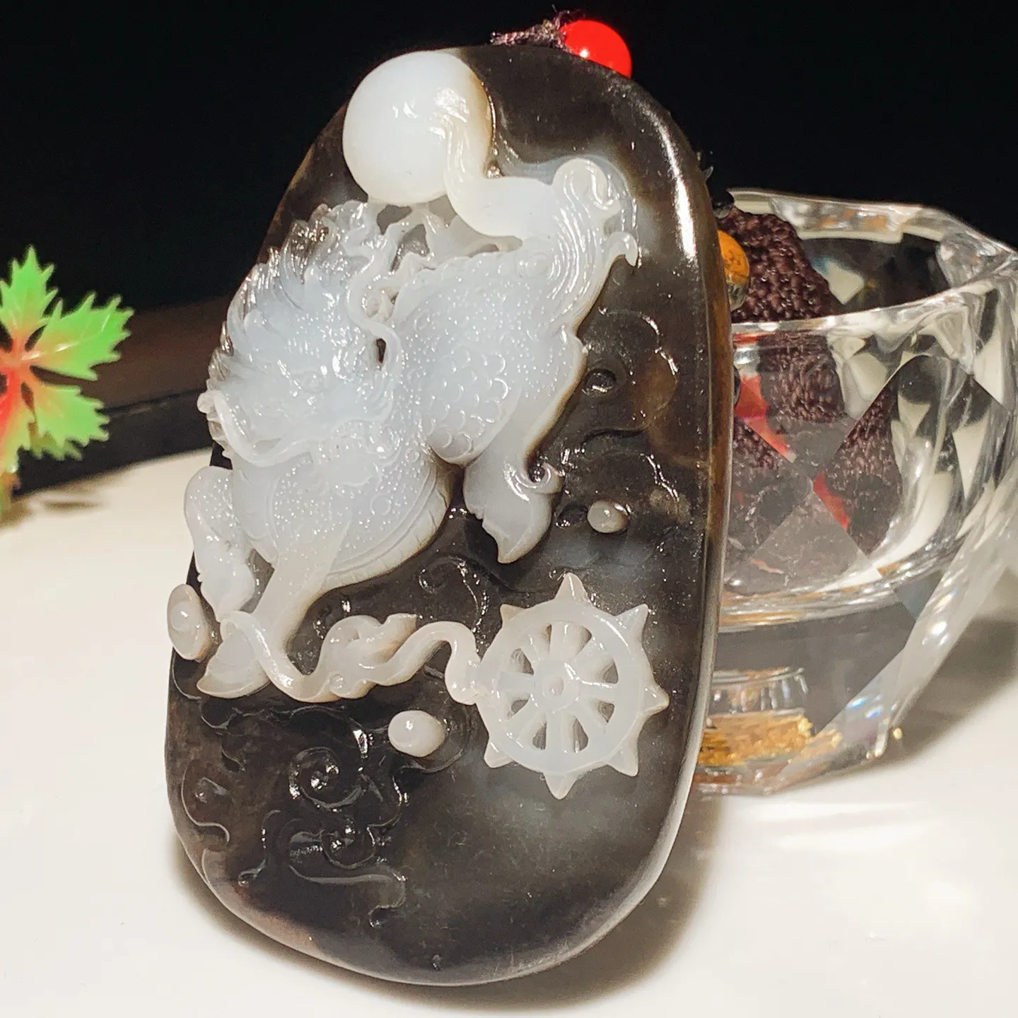 和田玉俄三色麒麟送福把件。尺寸77/50/16重116克。玉质细腻油润。手推出油。佩戴高端典雅。lt251115