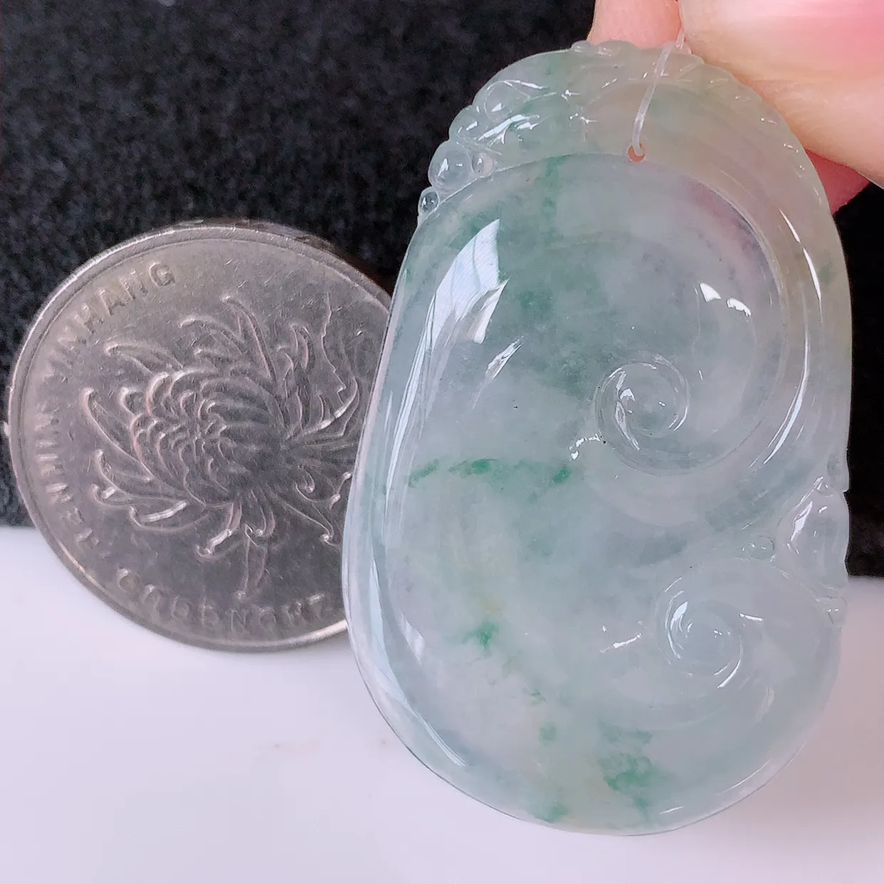 自然光实拍，冰种三彩翡翠如意吊坠，玉坠百搭又精致，寓意着吉祥，事事如意！#49.12