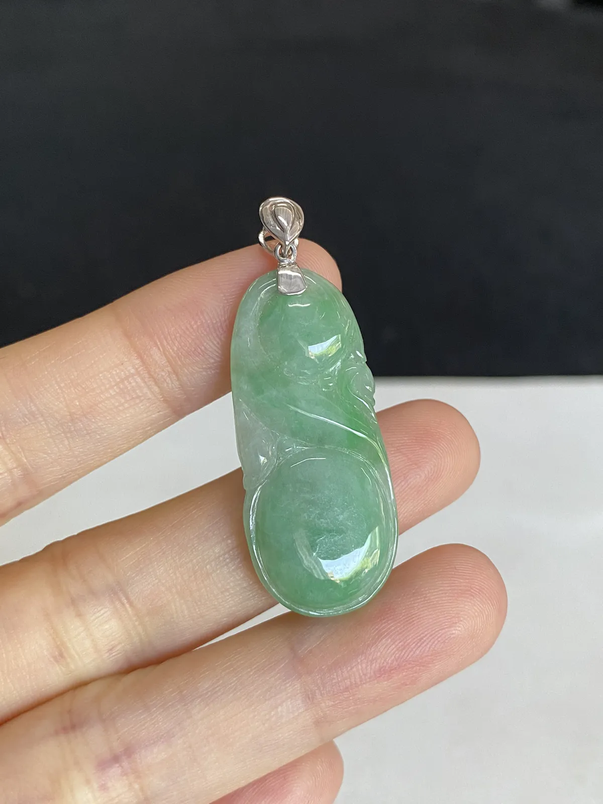 翡翠糯化种浅绿色吊坠，印记：G18K