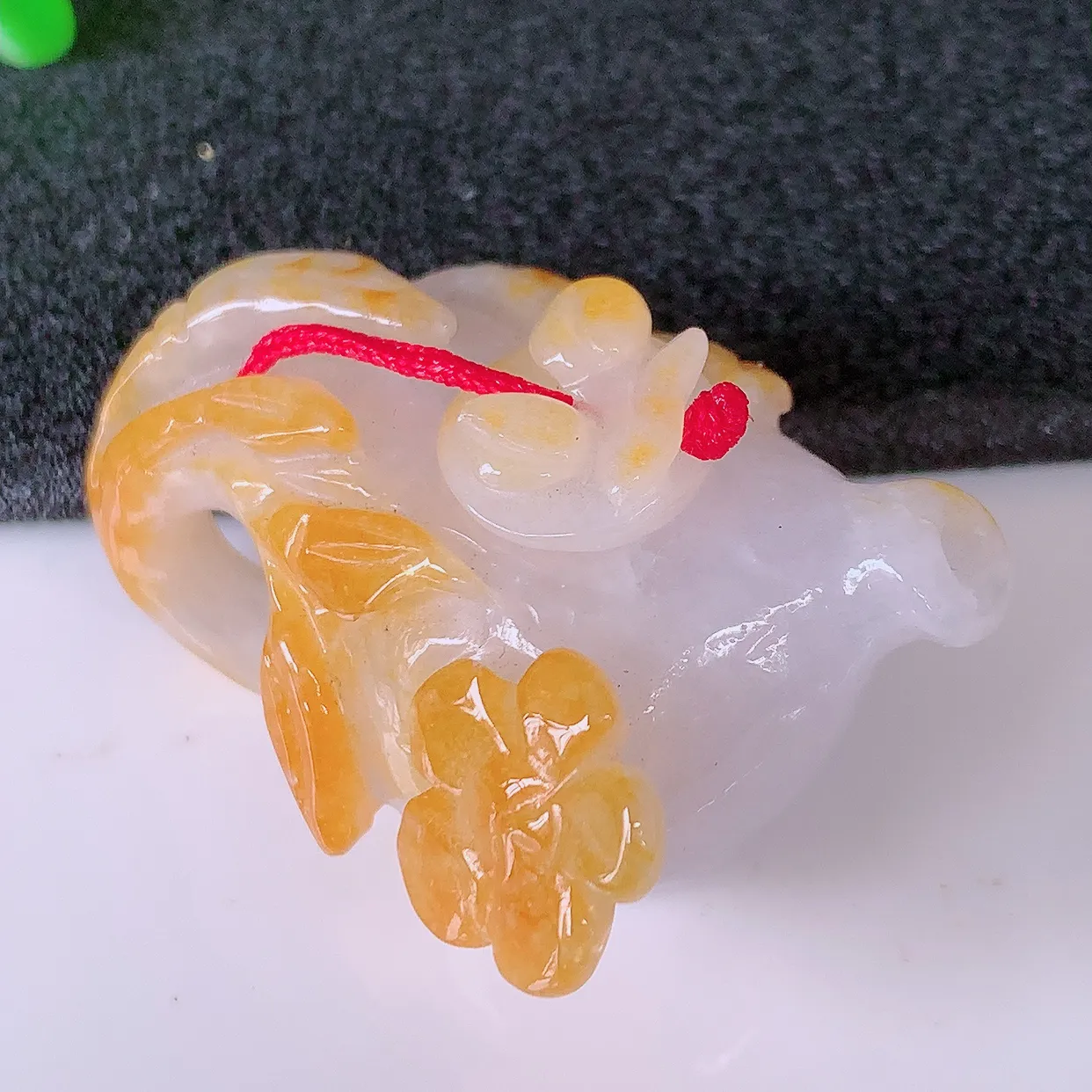 自然光实拍，水润黄翡双彩翡翠茶壶，翠色灵动，玉质细腻，颜色漂亮，品相佳，佩戴佳品！#01.12