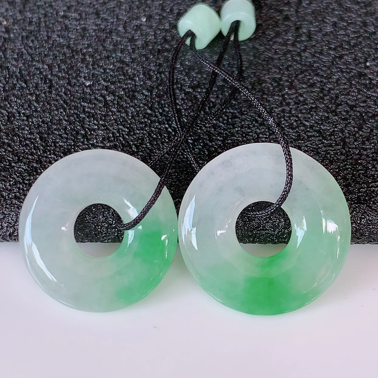 自然光实拍，冰种飘绿翡翠一对平安扣耳坠，翠色灵动，玉质细腻，颜色漂亮，品相佳，佩戴佳品！配银线 #57.12尺寸15.5-2.8