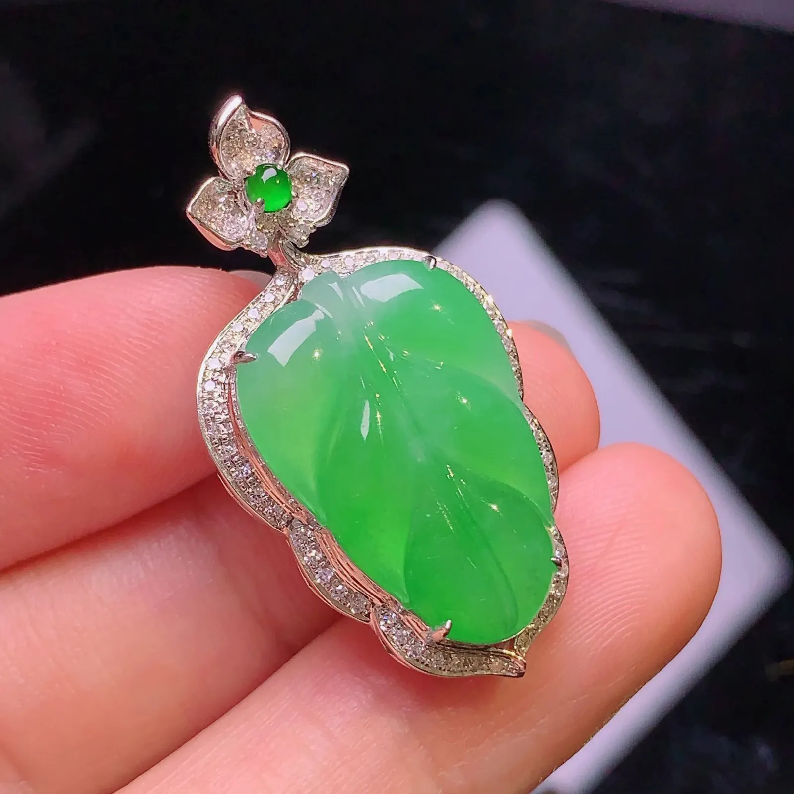 18k金钻镶嵌翠绿树叶吊坠玉质细腻 色泽清新艳丽 整体尺寸33.5*17.8*7.2