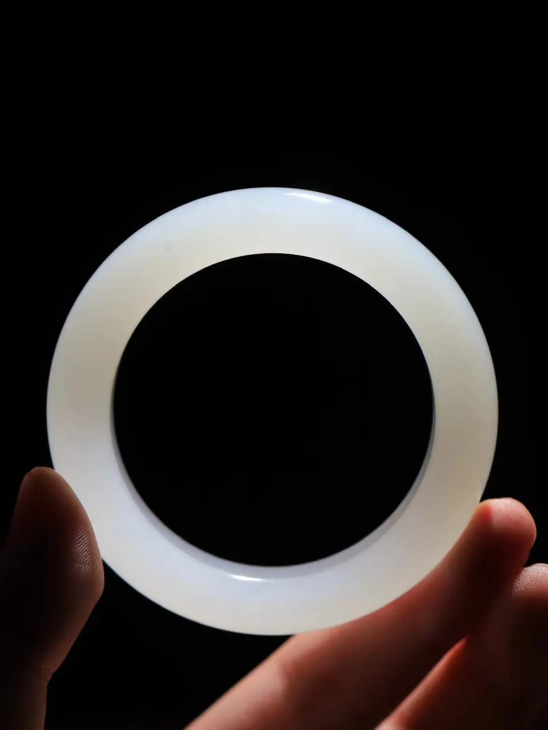 【情有独钟.手镯】

收藏级和田玉白玉手镯 玉质温润细腻 油性十足 手感舒适，高华雅逸，线条流畅，简约大气，美自天成，素雅高贵。佩戴于腕间，婉约之美，举手投足间透出那低调奢华。重64.8克 内径50mm 尺寸14-10mm   FDT-791052895