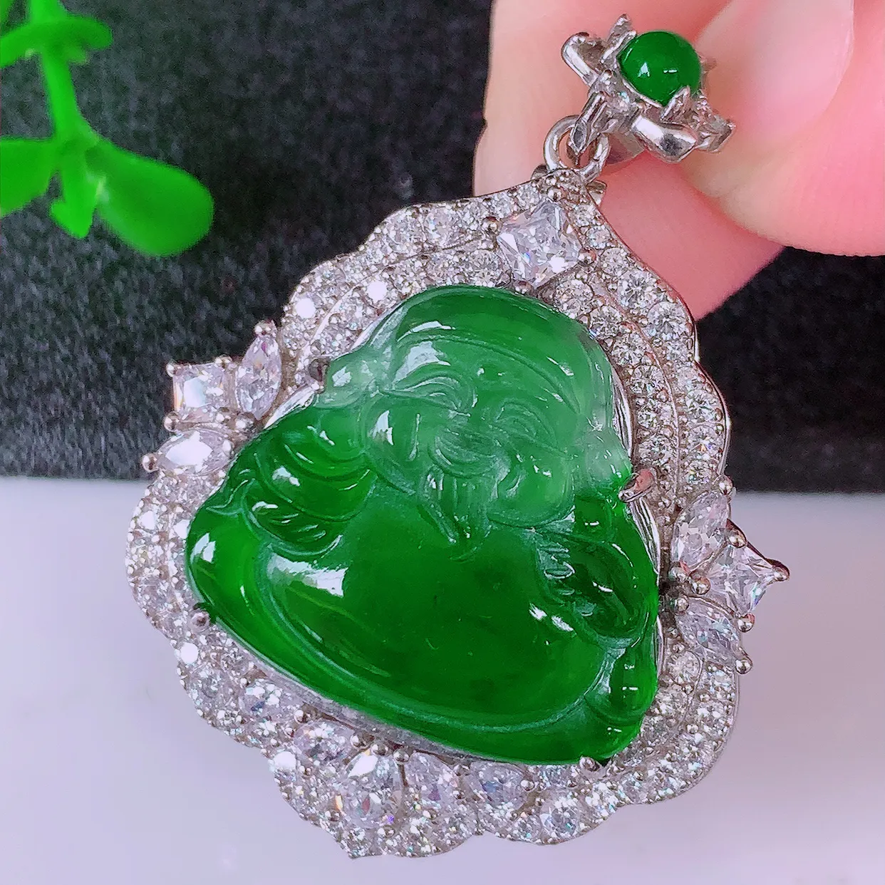 冰透满绿翡翠925银镶嵌财神爷吊坠，自然光实拍，翠色灵动，颜色漂亮，种老水足，品相佳，佩戴佳品！#98.12整体40.8*28.8*9.6裸石21*19.5