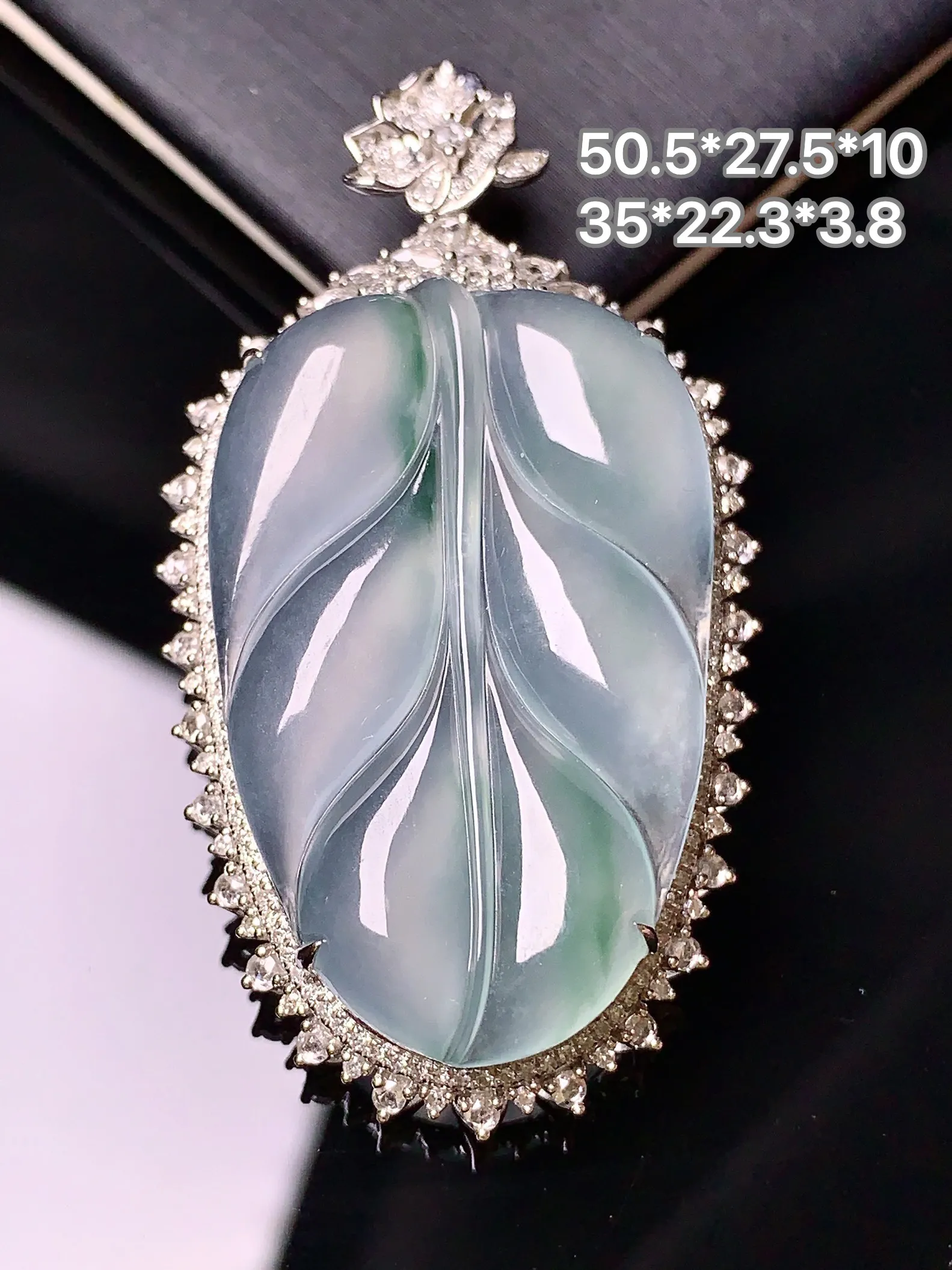 18k金钻镶嵌冰种飘绿树叶吊坠 玉质细腻 色泽清新艳丽 整体尺寸50.5*27.5*10