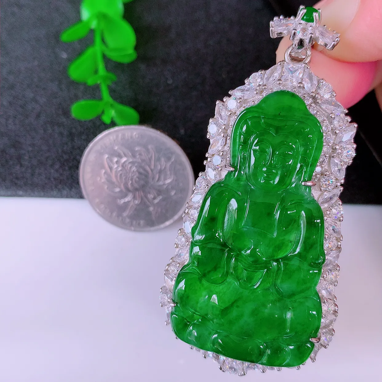 冰透满绿翡翠925银镶嵌观音吊坠，自然光实拍，翠色灵动，颜色漂亮，种老水足，品相佳，佩戴佳品！#98.12整体61.5*29.5*11.5裸石42.5*23.5