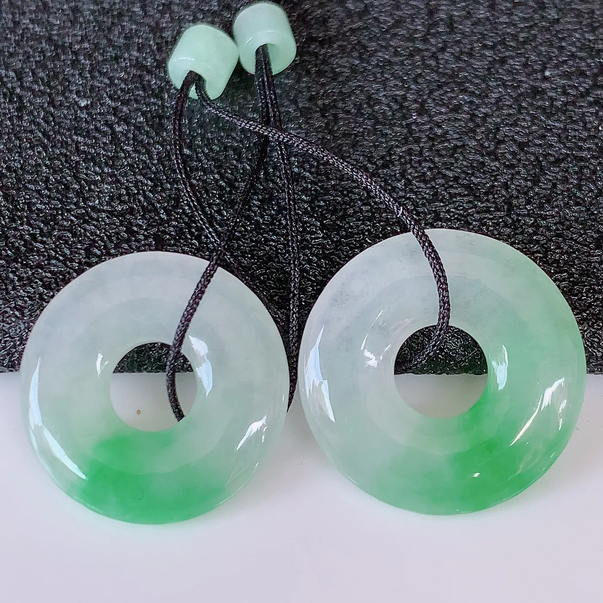 自然光实拍，冰种飘绿翡翠一对平安扣耳坠，翠色灵动，玉质细腻，颜色漂亮，品相佳，佩戴佳品！配银线 #57.12尺寸15.5-2.8