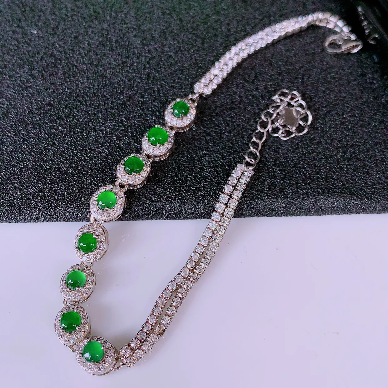 冰透满绿翡翠925银镶嵌手链，自然光实拍，翠色灵动，颜色漂亮，种老水足，品相佳，佩戴佳品！#98.12取一整体6.8*5.8*4.8裸3.2*3.2