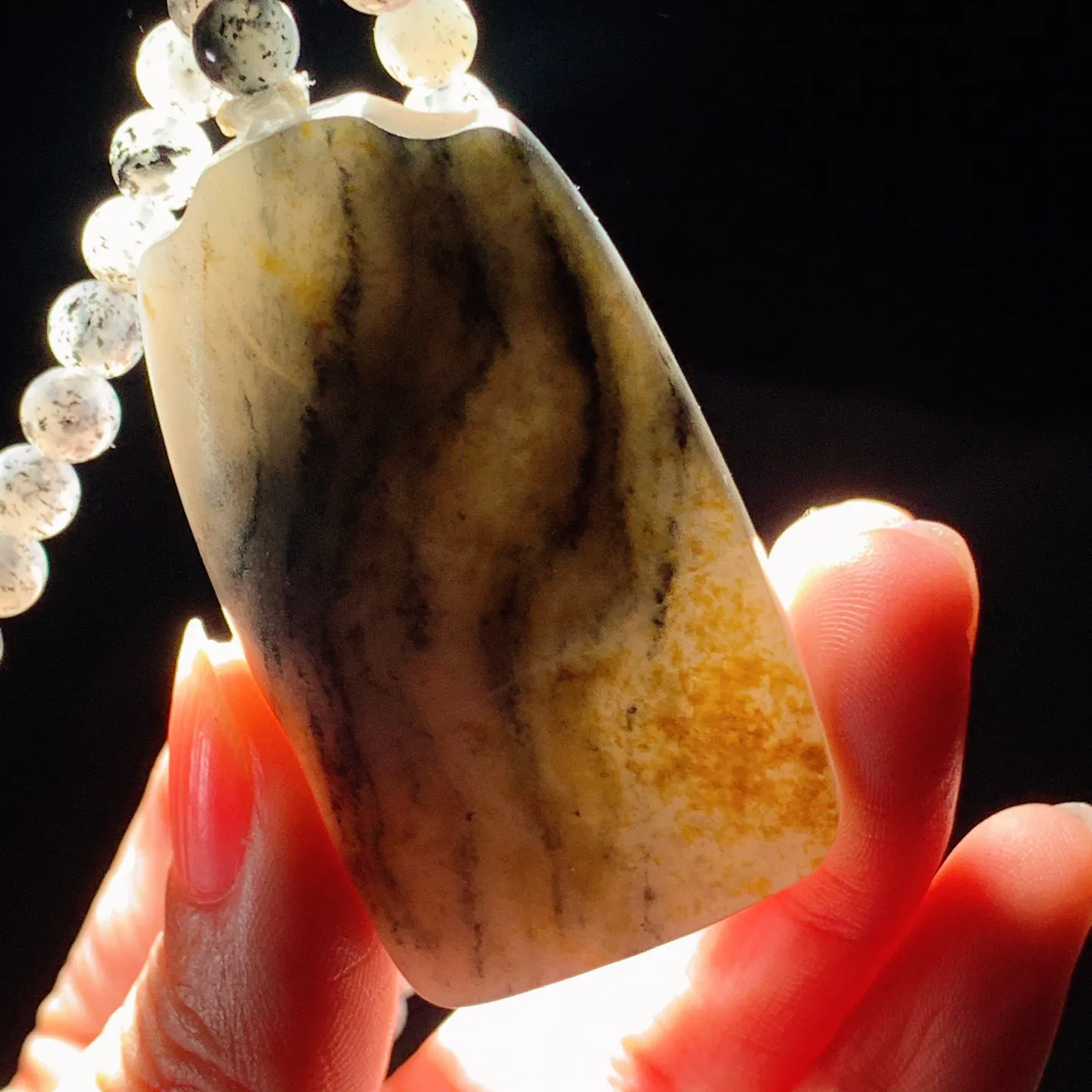 新疆和田玉籽料青花平安无事牌挂件。尺寸55/32/12重83.6克。玉质细腻油润。手推出油。佩戴高端典雅。lt251115