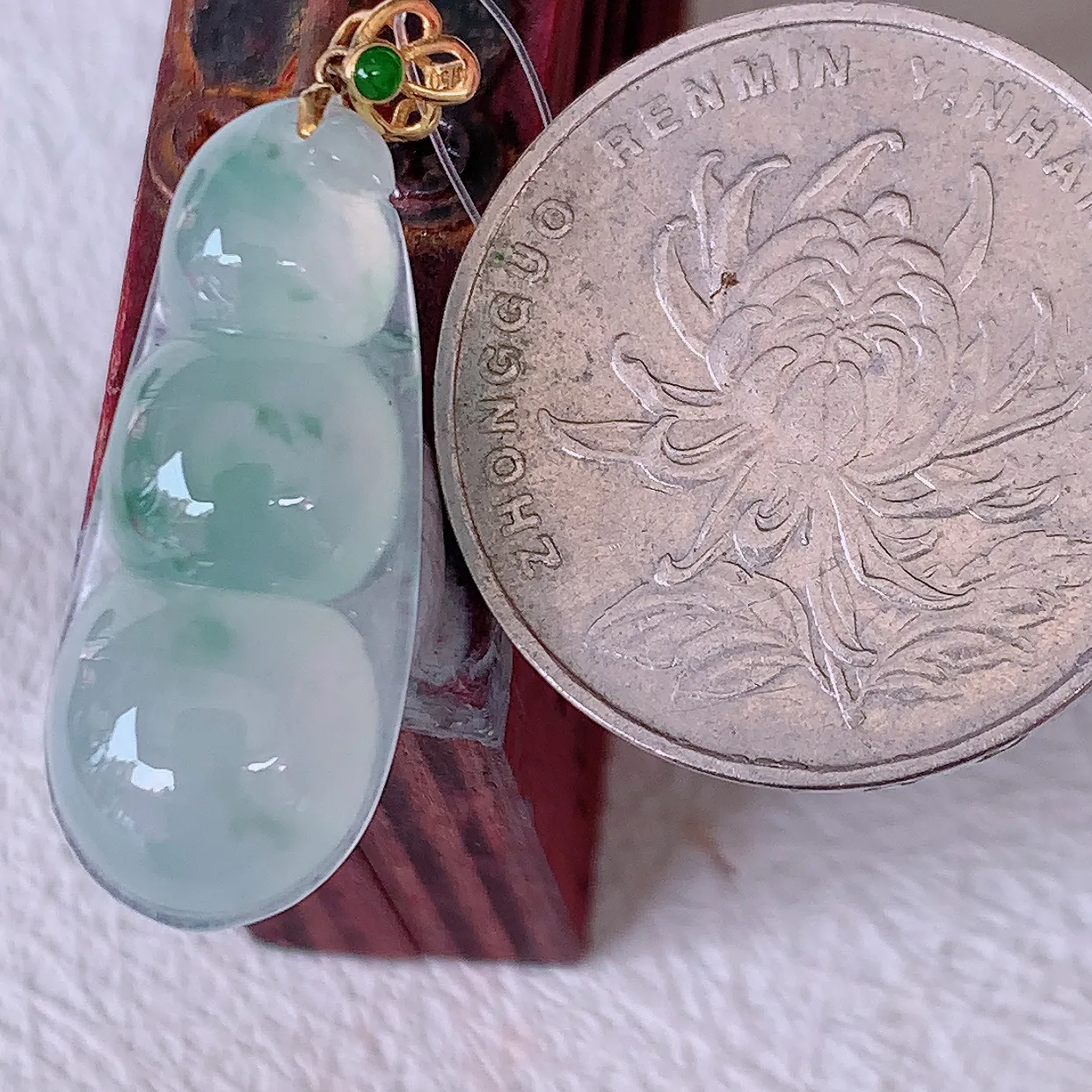 18K金镶嵌冰种飘花翡翠四季豆吊坠，平安豆福豆玉坠，冰润通透，豆粒饱满，寓意：豆蔻年华！#49.12整体31裸石25.5-11.5*5.2
