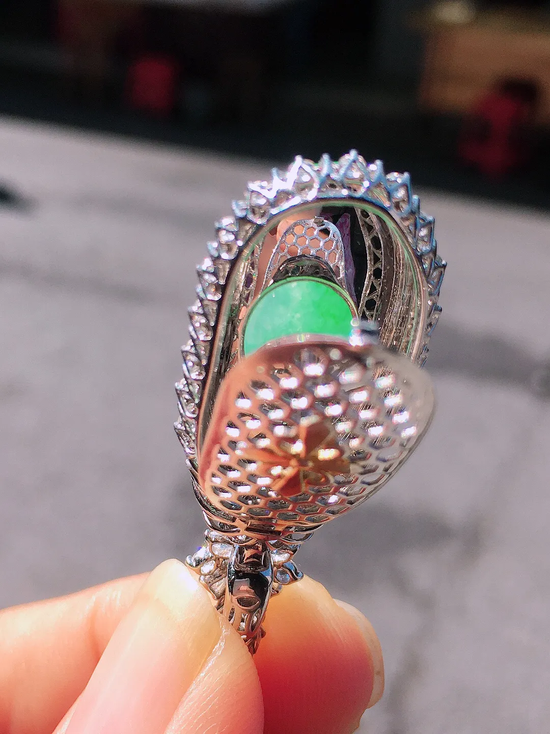 飘绿福瓜吊坠，色泽艳丽，玉质细腻，荧光感超
强，饱满圆润，尽显优雅气质，18k
金豪华镶嵌