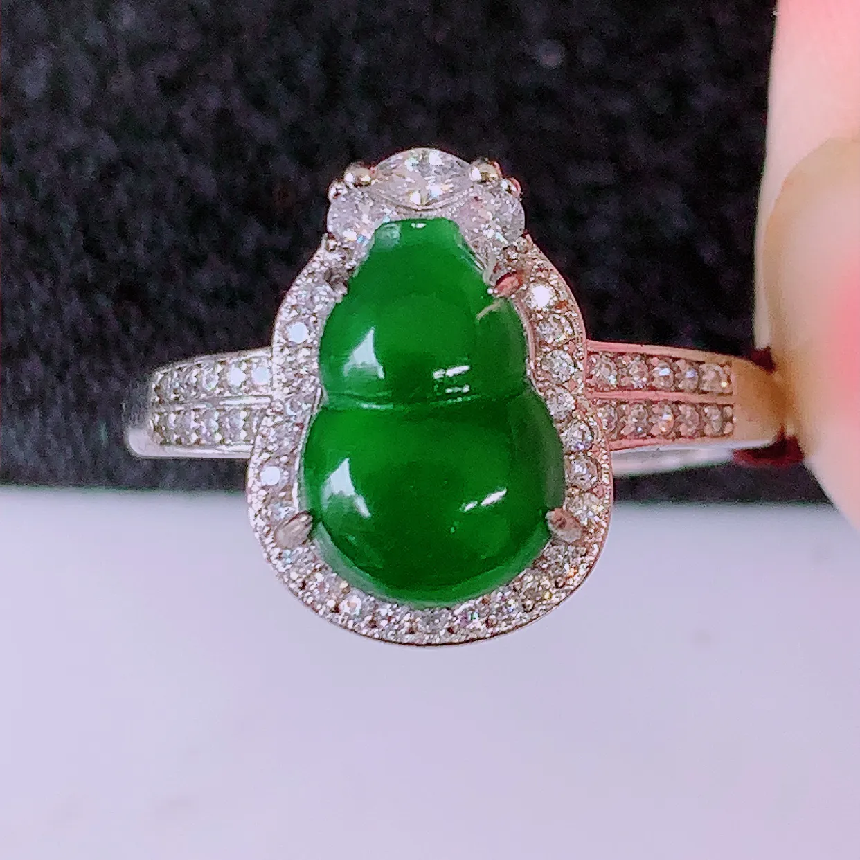 冰透满绿翡翠925银镶嵌葫芦戒指，自然光实拍，翠色灵动，颜色漂亮，种老水足，品相佳，佩戴佳品！#98