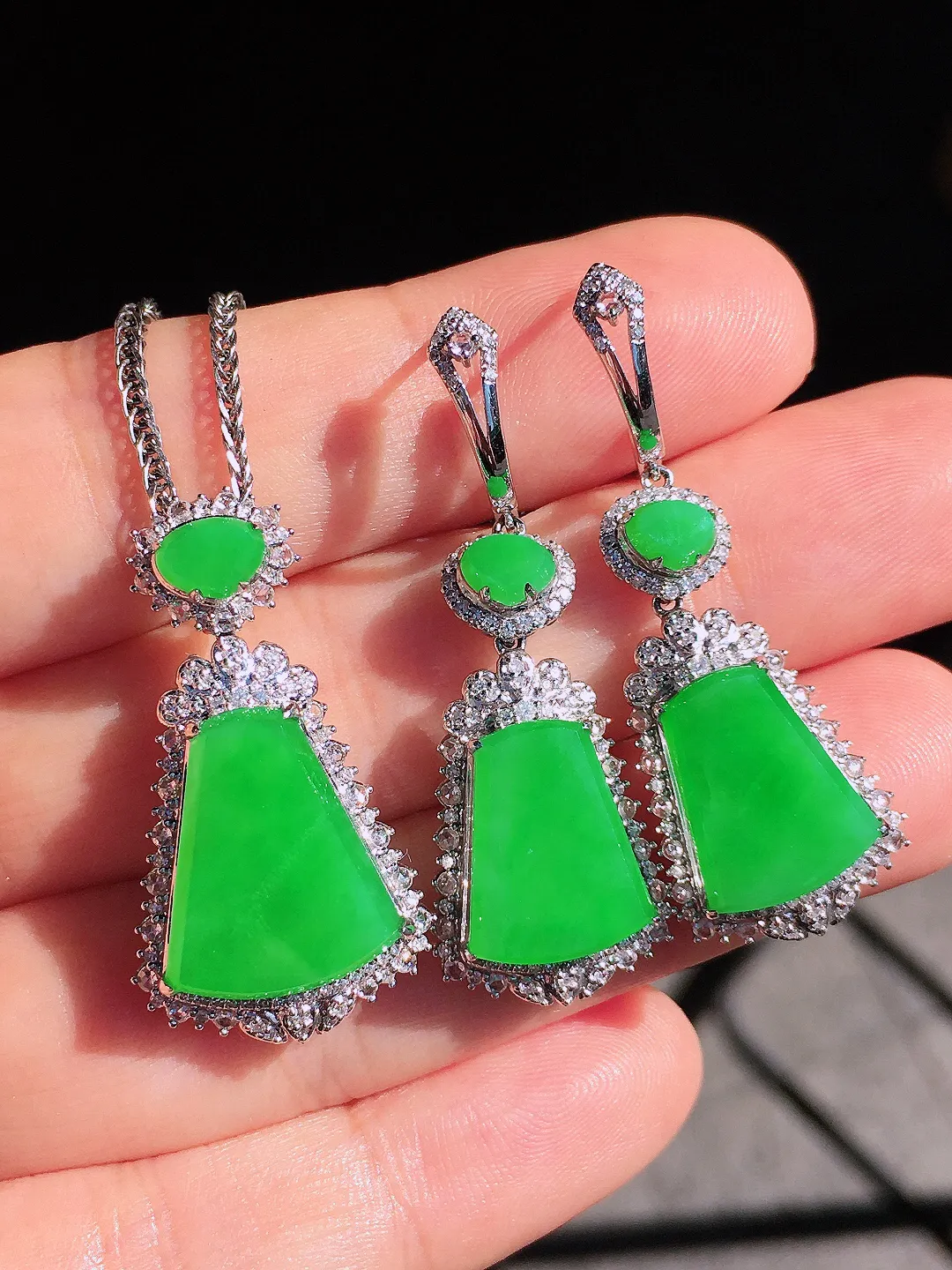 阳绿无事牌套装（吊坠+耳坠），色泽均匀艳丽，玉质细腻，荧光感超
强，饱满圆润，尽显优雅气质，18k
金豪华镶嵌