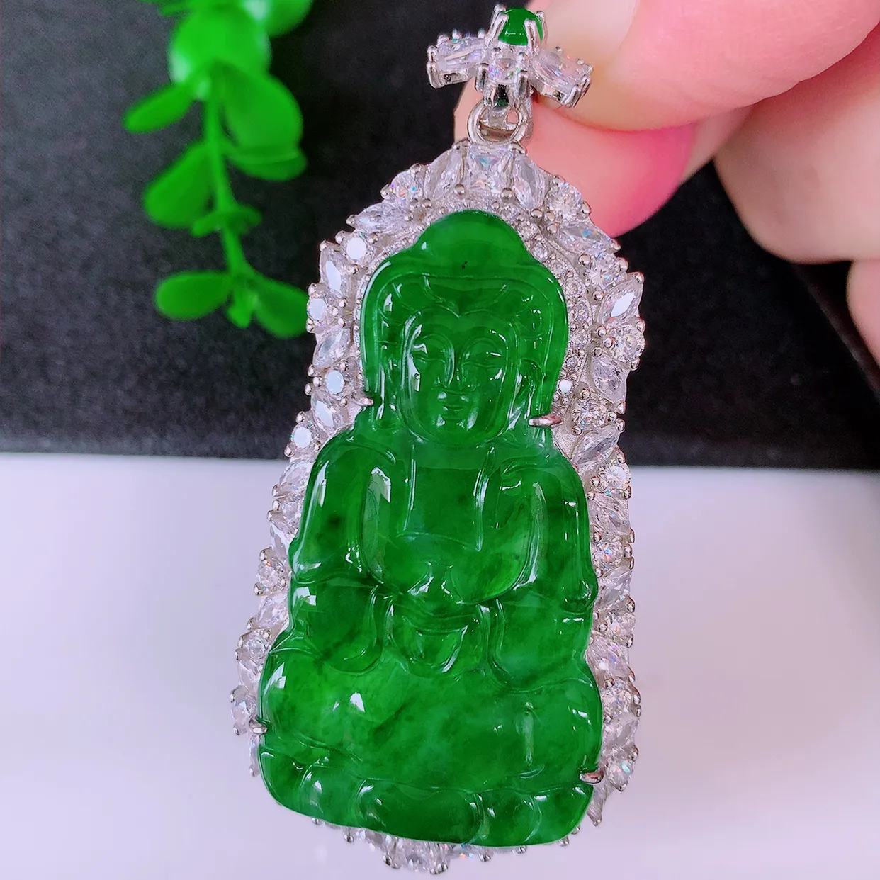 冰透满绿翡翠925银镶嵌观音吊坠，自然光实拍，翠色灵动，颜色漂亮，种老水足，品相佳，佩戴佳品！#98