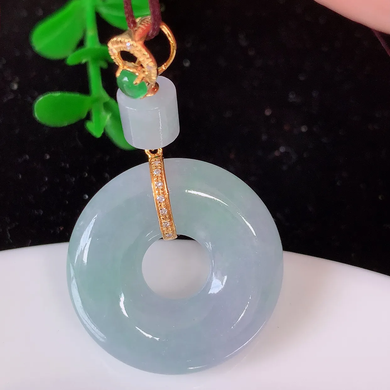 自然光实拍，18K金镶嵌水润春带彩翡翠平安扣吊坠，玉扣，冰润光泽，寓意平平安安，平安扣佩戴时尚漂亮！#00.12整体38.5-23-6.6裸石23*23