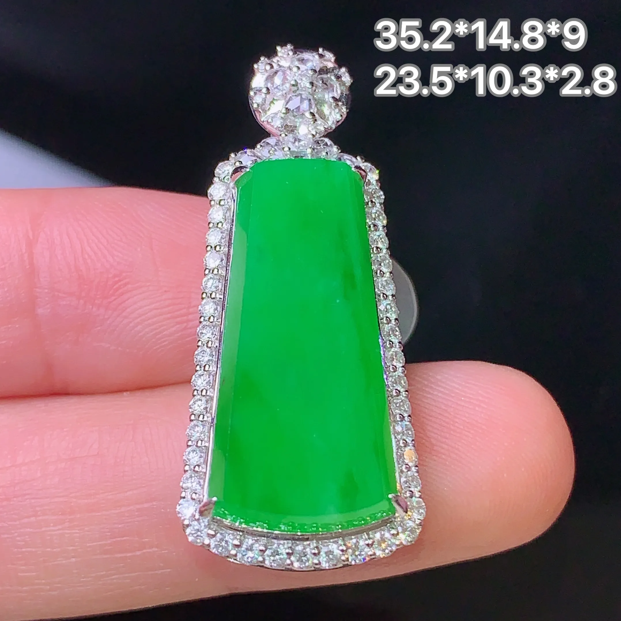 18k金钻镶嵌满绿无事牌吊坠 玉质细腻 色泽清新艳丽 整体尺寸35.2*14.8*9