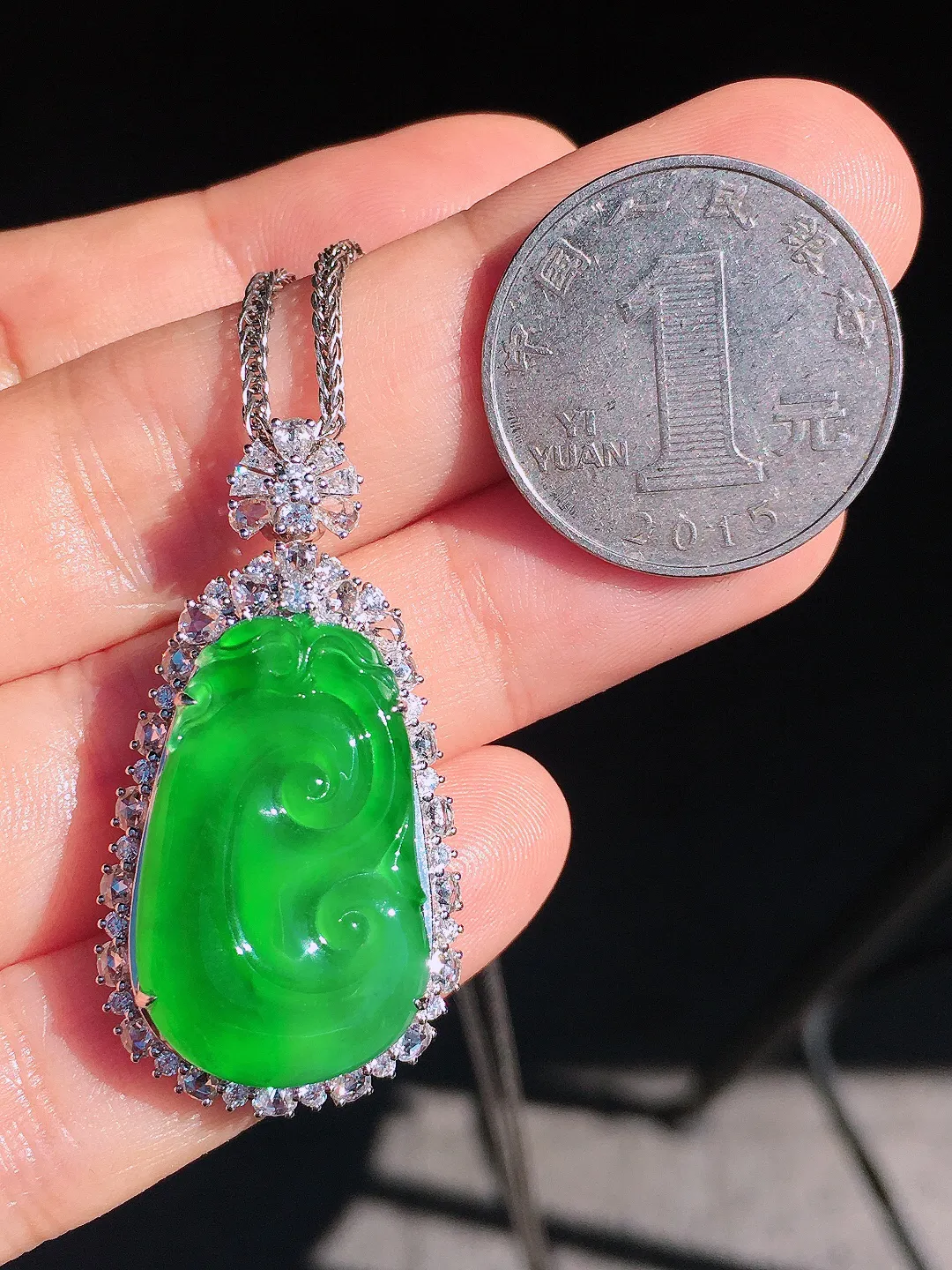 阳绿如意吊坠，色泽均匀艳丽，玉质细腻，荧光感超
强，饱满圆润，尽显优雅气质，18k
金豪华镶嵌